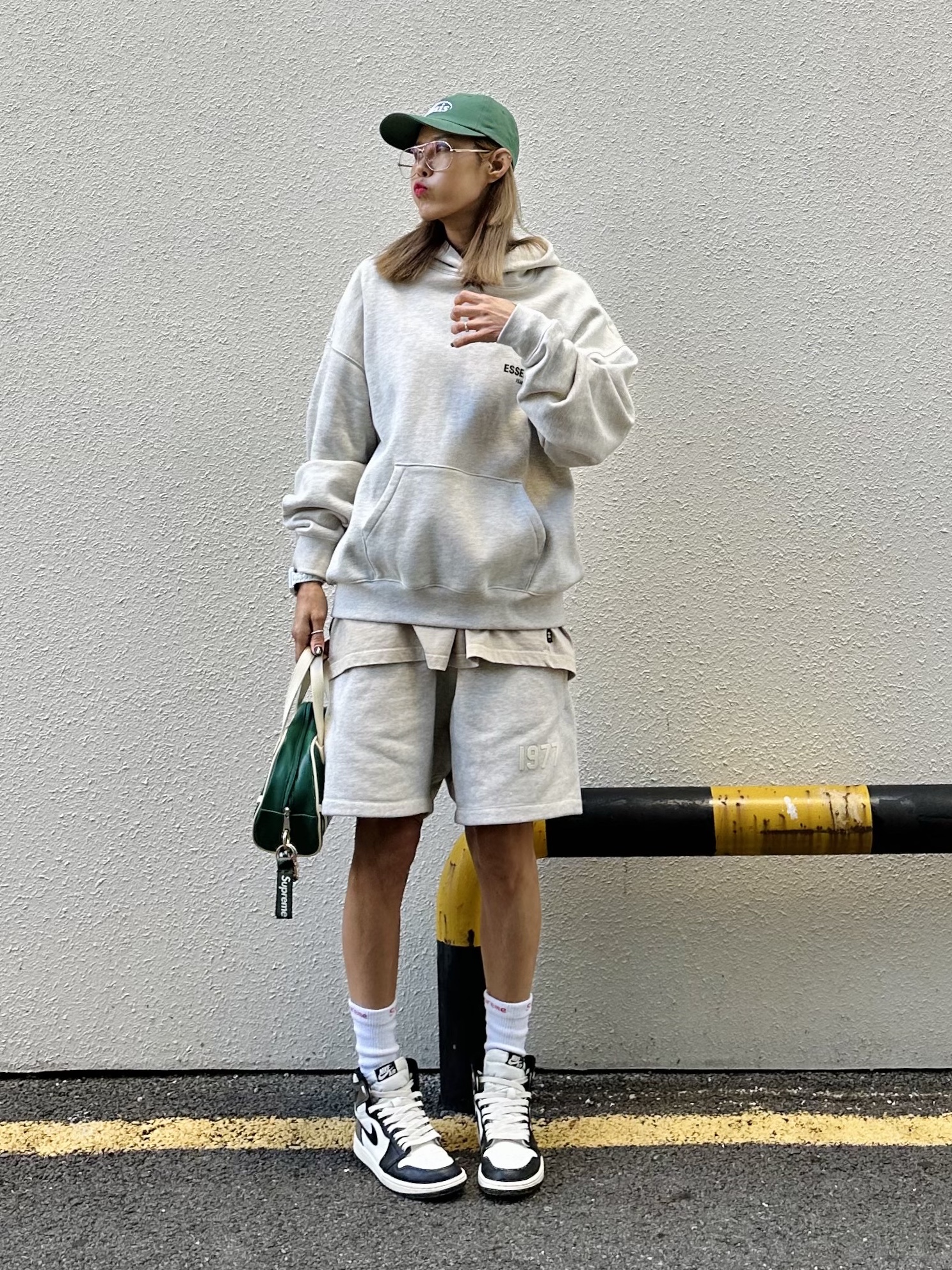 Essentials The Core Collection Hoodie Light Oatmeal, Essentials 1977 Shorts Light Oatmeal - 22SS 착용 스타일 - 1