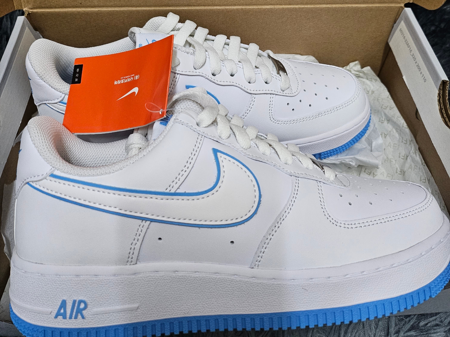 Nike Air Force 1 '07 White University Blue 착용 스타일
