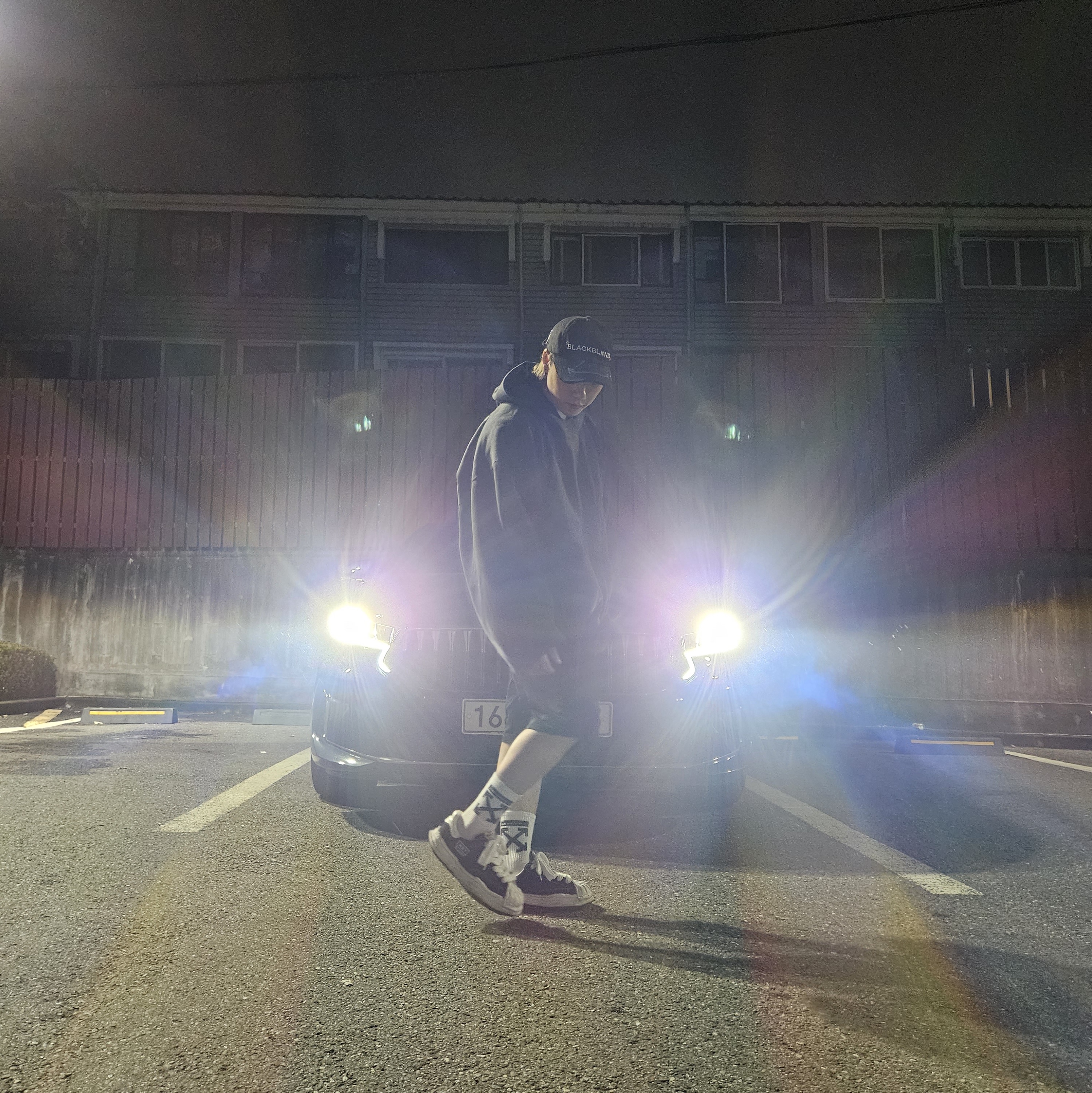 Yeezy Gap Engineered By Balenciaga Dove Hoodie Black, Maison Mihara Yasuhiro Blakey OG Sole Canvas Low-top Sneakers Black White 착용 스타일 - 2