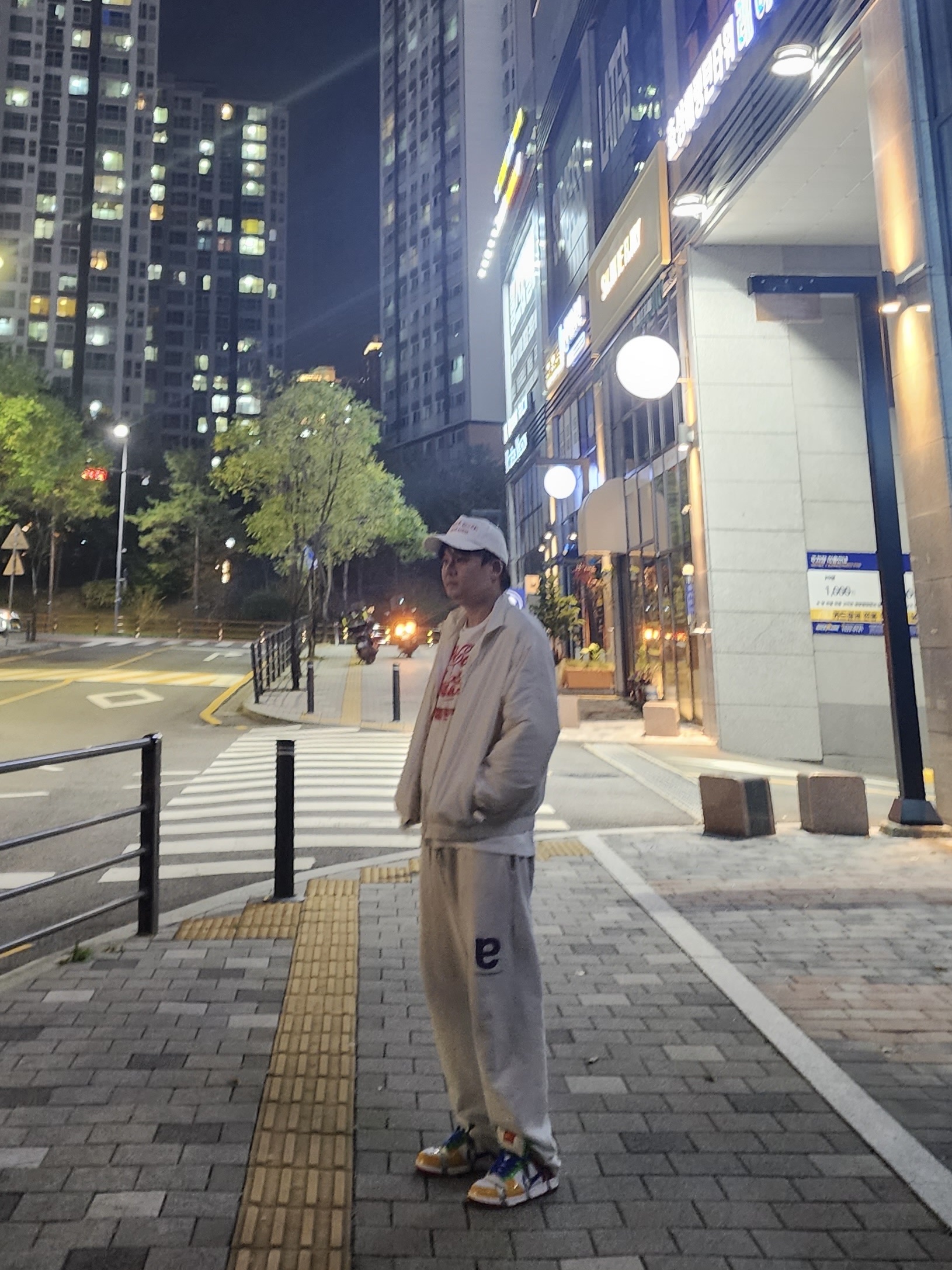 The Museum Visitor Art Design Studio Ball Cap White, Nike NRG Solo Swoosh Woven Track Jacket Phantom White - Asia 착용 스타일 - 1