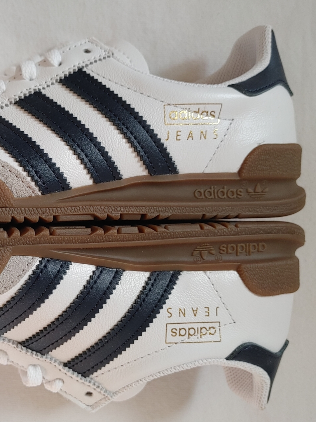 Adidas Jeans Cloud White Collegiate Navy Gum 착용 스타일 - 2