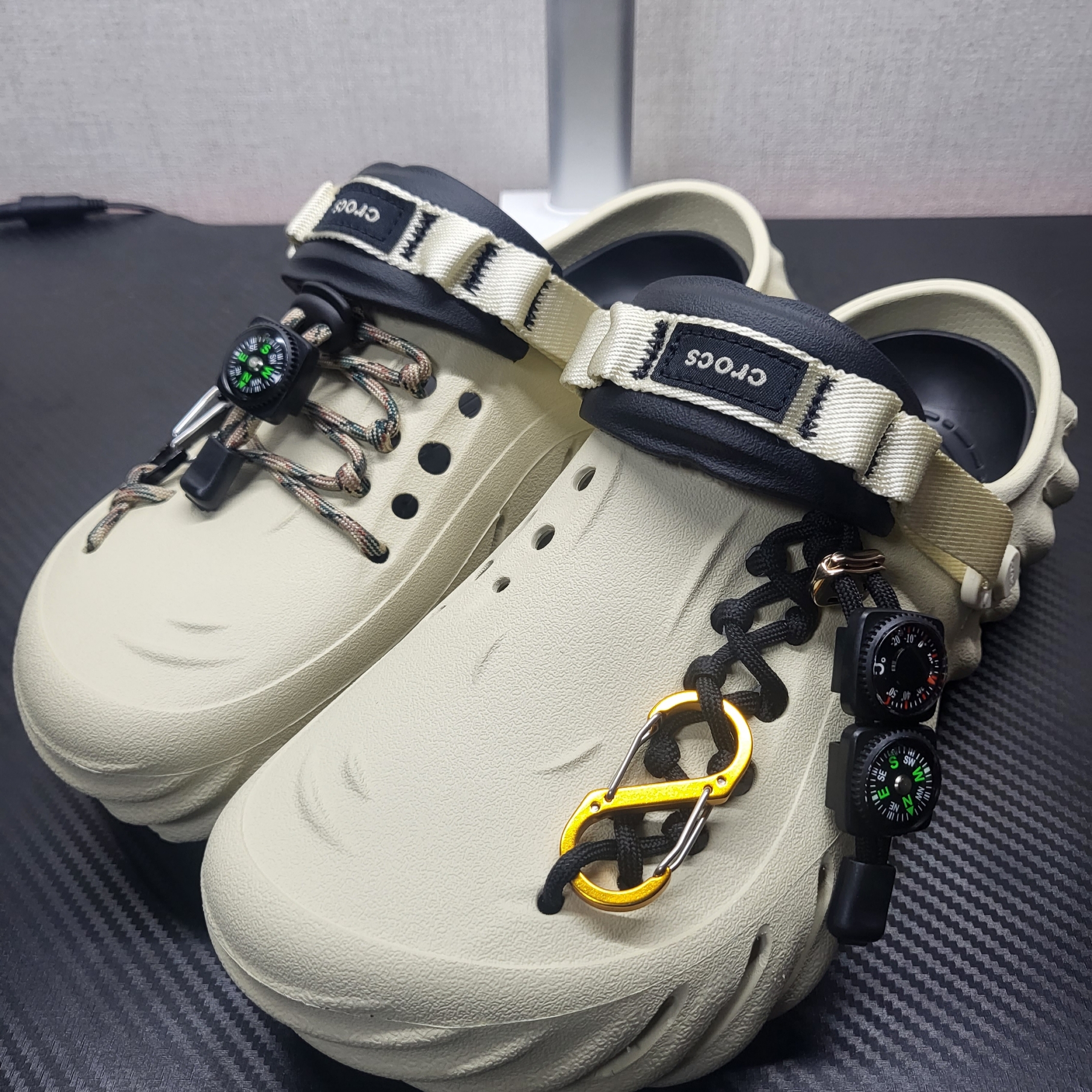 Crocs Echo Clog Bone Black 착용 스타일 - 2