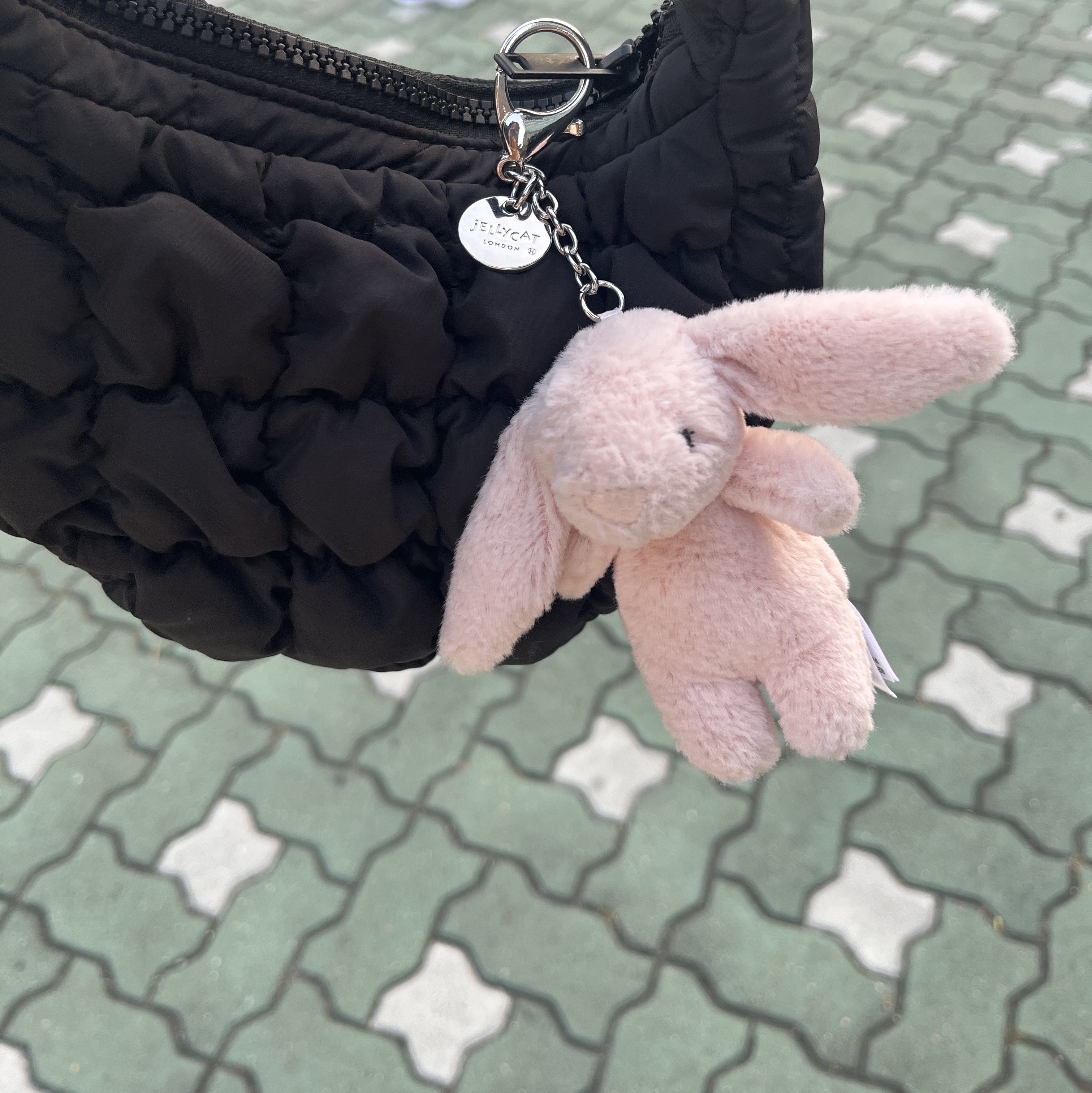 Jellycat Bashful Bunny Bag Charm Blush 착용 스타일