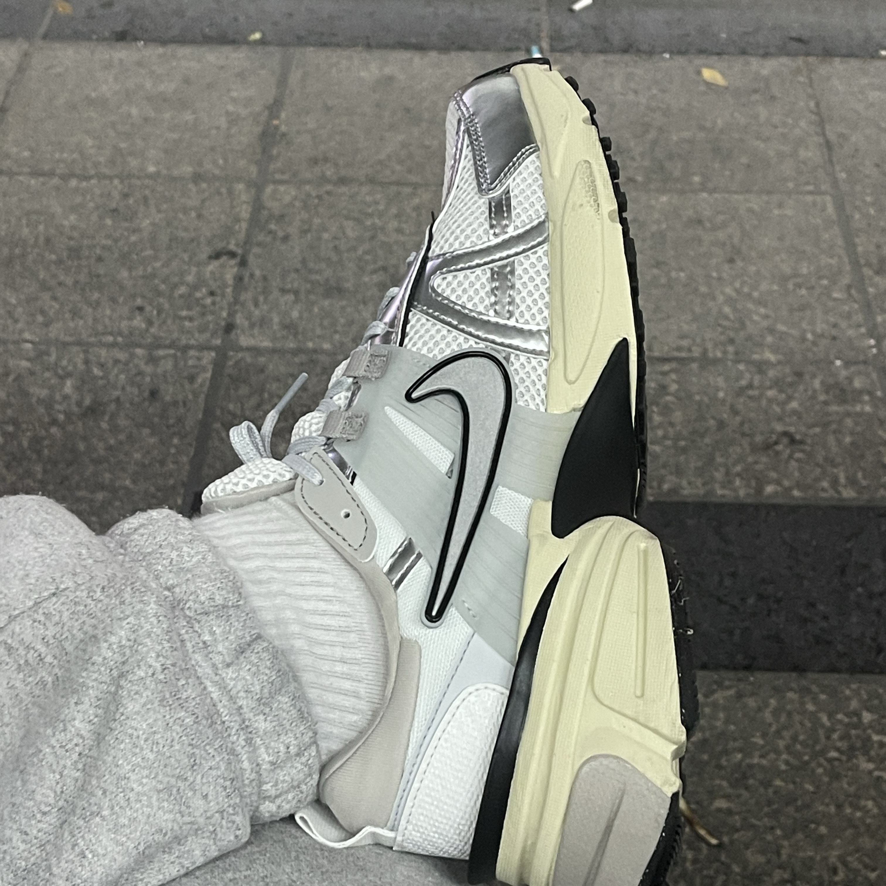 Nike V2K Run Summit White Metallic Silver 착용 스타일 - 2