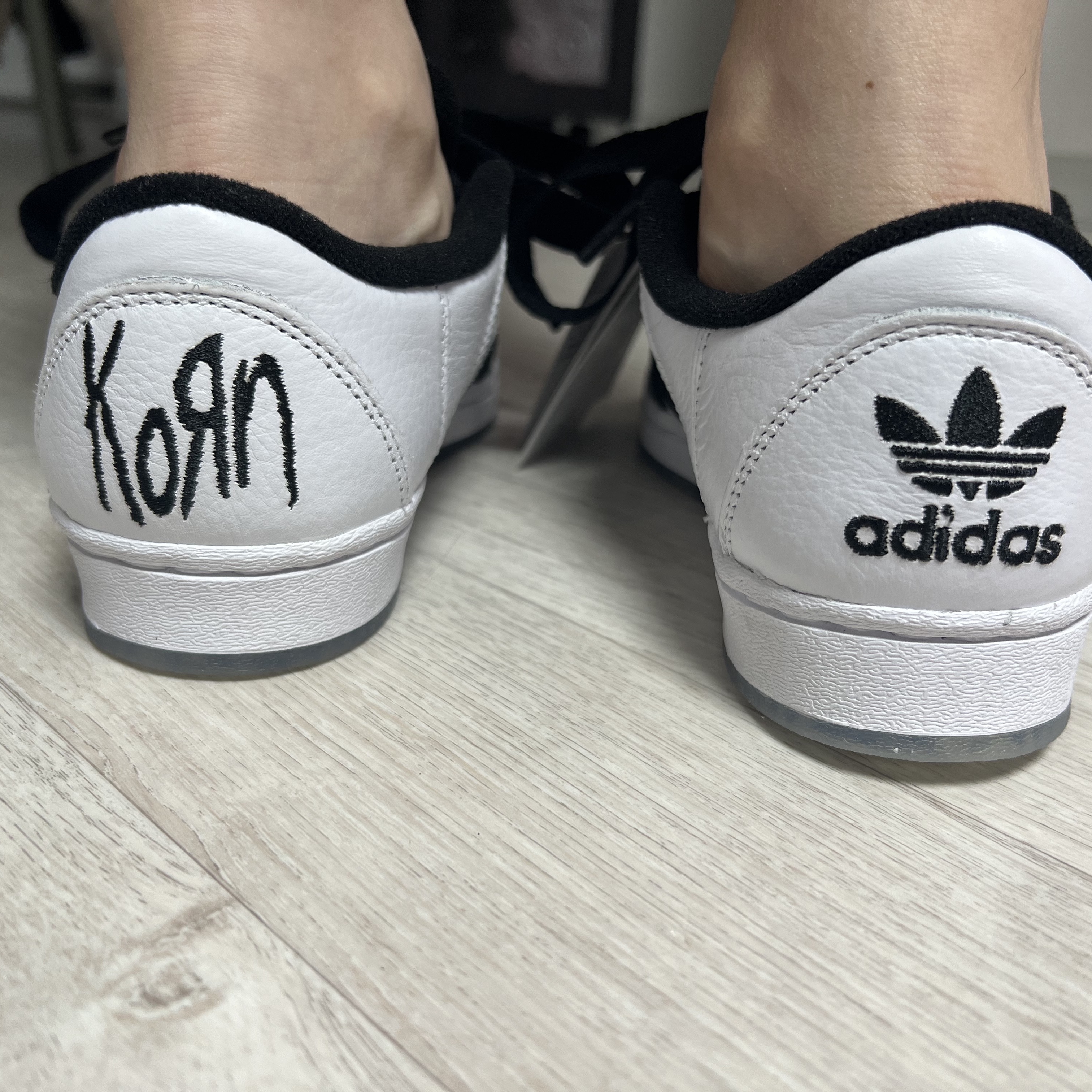 Adidas x KoRn Superstar Supermodified Cloud White Core Black 착용 스타일 - 3