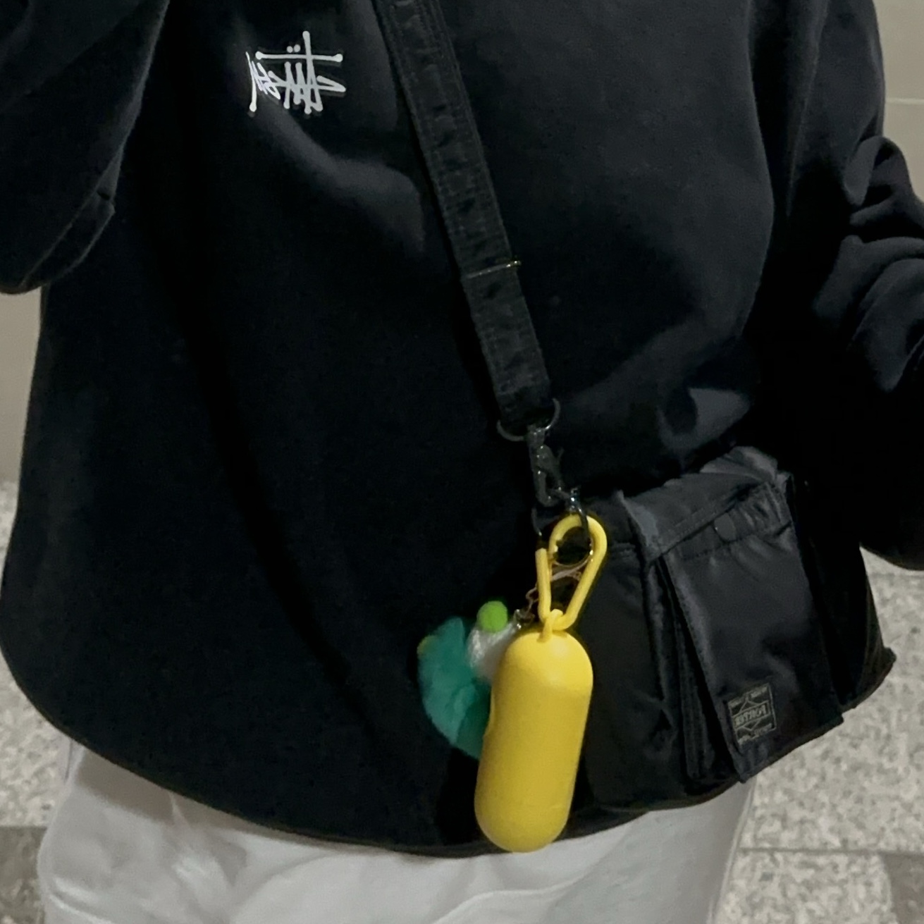 Porter Tanker Shoulder Bag Black 착용 스타일 - 2