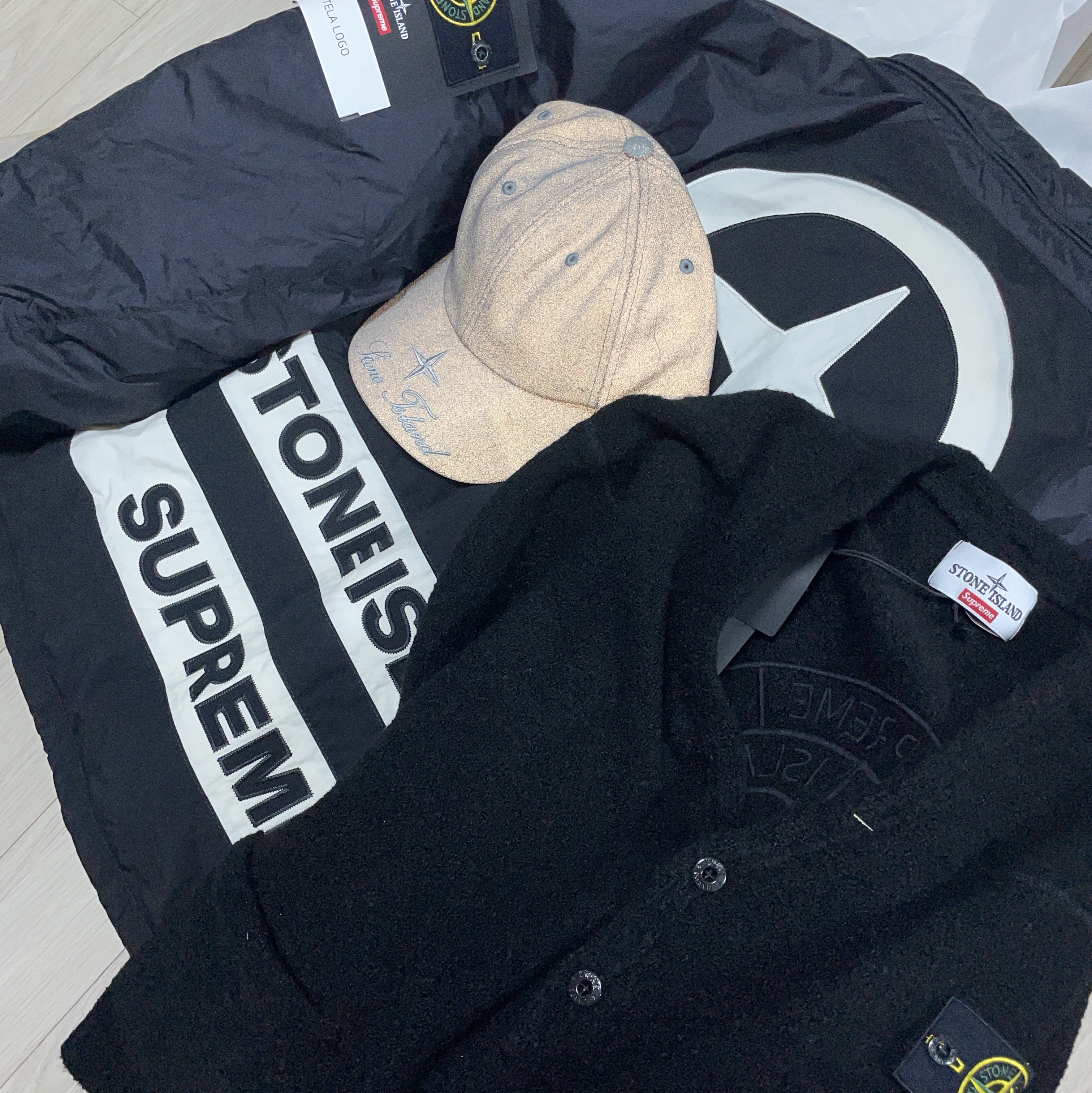 Supreme x Stone Island Reversible Down Puffer Jacket Black - 23FW, Supreme x Stone Island Boucle Cardigan Black - 23FW 착용 스타일