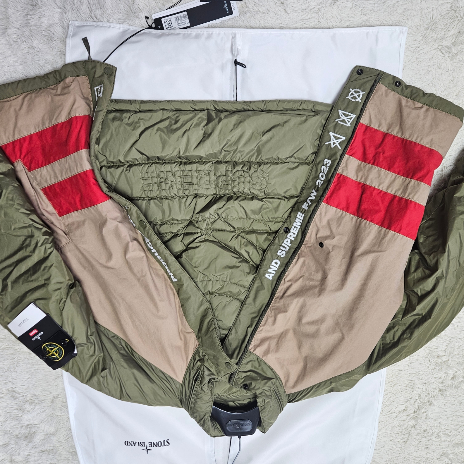 Supreme x Stone Island Reversible Down Puffer Jacket Olive - 23FW 착용 스타일 - 2