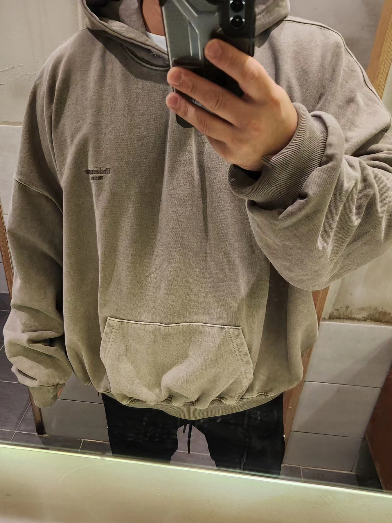 Undermycar Mu.08 Anti Fxxking Logo Play Oversized Pigment Hoodie Beige, Jordan 1 x Travis Scott Retro High OG SP Mocha 착용 스타일 - 2