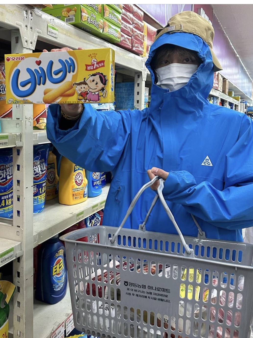 Nike ACG Storm-Fit ADV Cascade Rains Full Zip Jacket Light Photo Blue Summit White - US/EU 착용 스타일