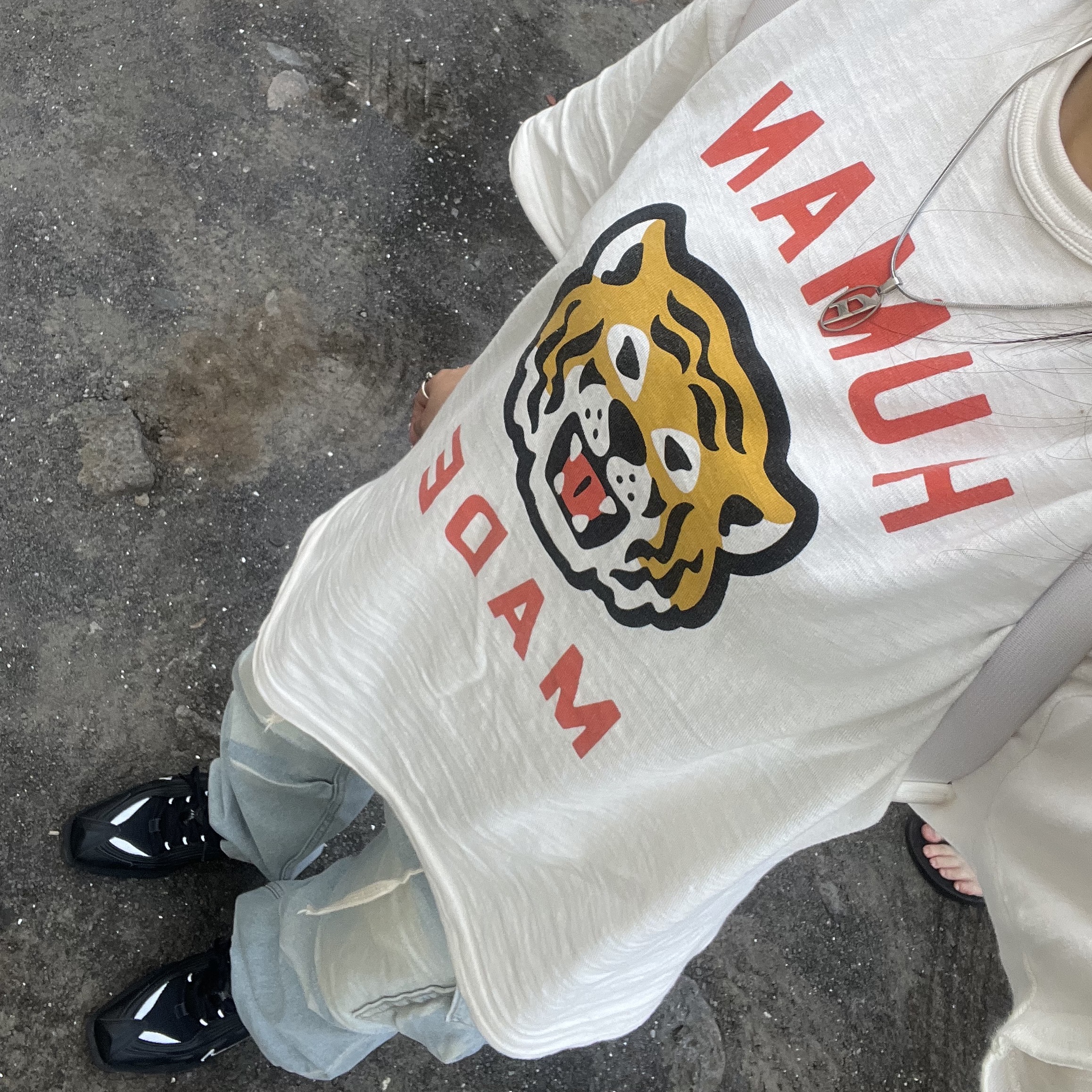 Apple AirPods Max Lightning Silver (Korean Ver.), Human Made Graphic T-Shirt #05 White 착용 스타일 - 2