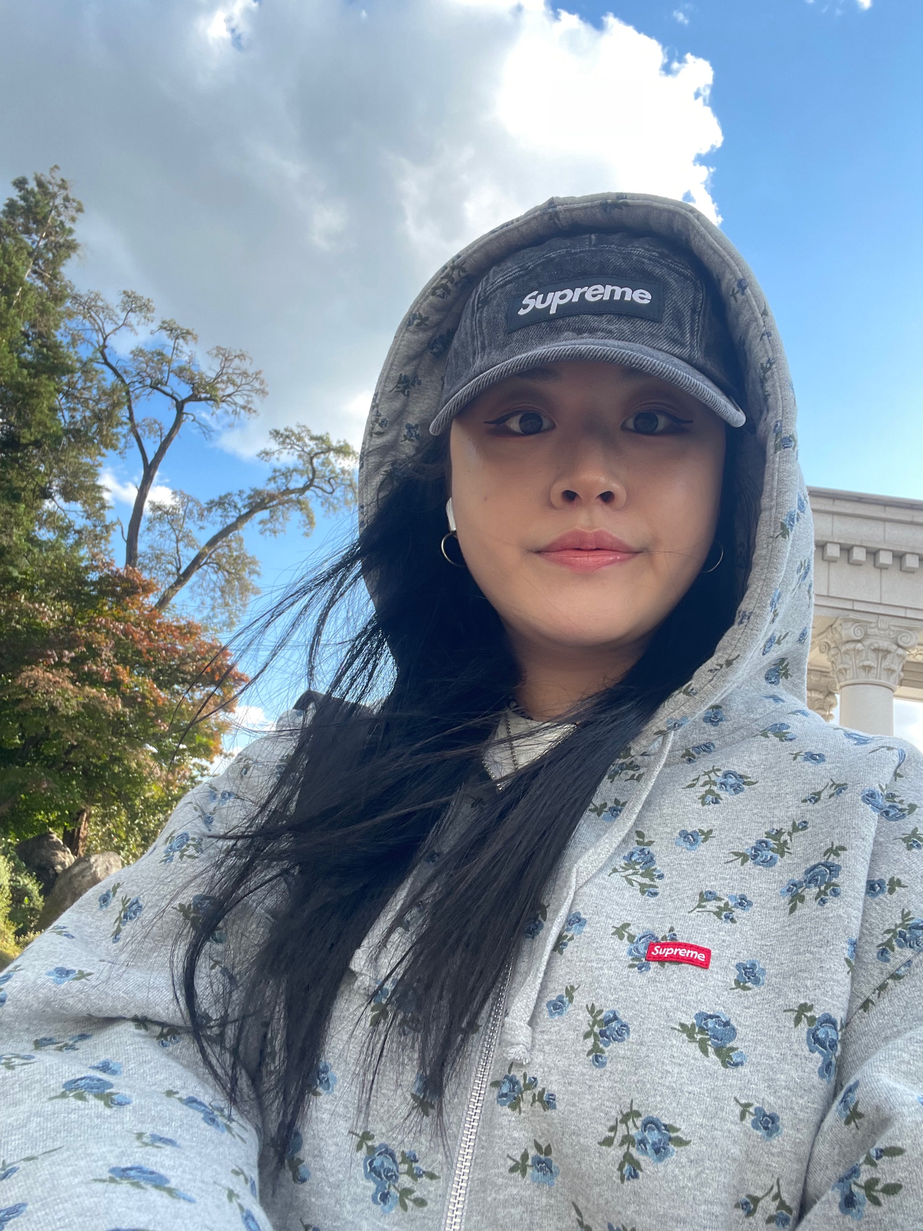 Supreme Denim Camp Cap Black - 24SS, Supreme Small Box Zip Up Hooded Sweatshirt Flowers - 23FW 착용 스타일 - 1