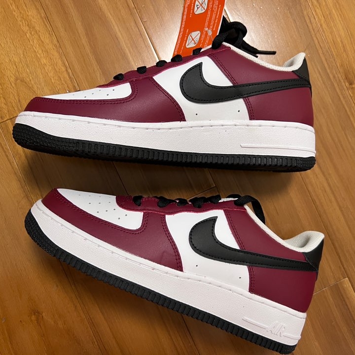 (GS) Nike Air Force 1 LV8 Team Red 착용 스타일