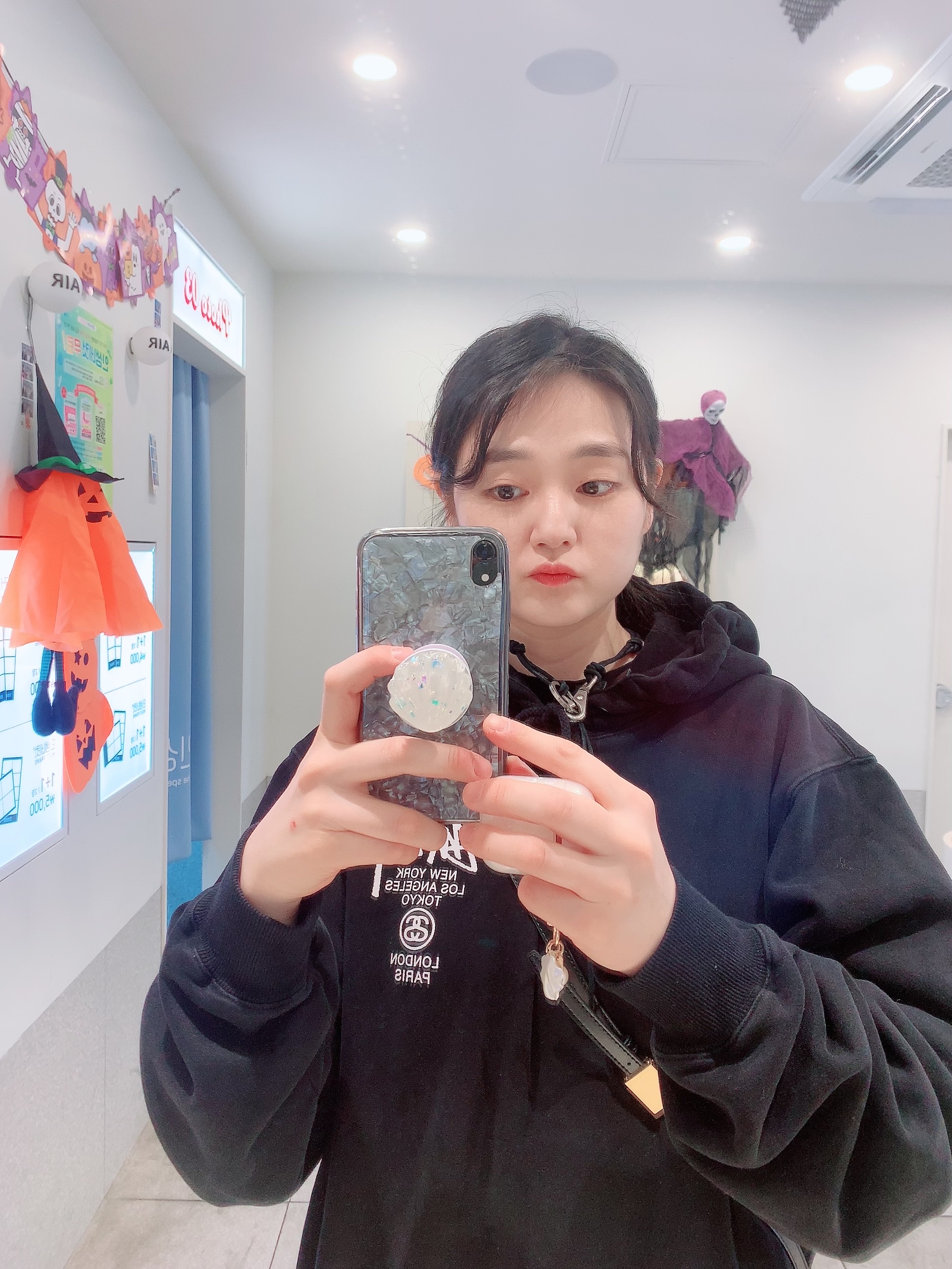 Stussy World Tour Hoodie Black 2021, Stussy World Tour Hoodie Black 2022 착용 스타일 - 3