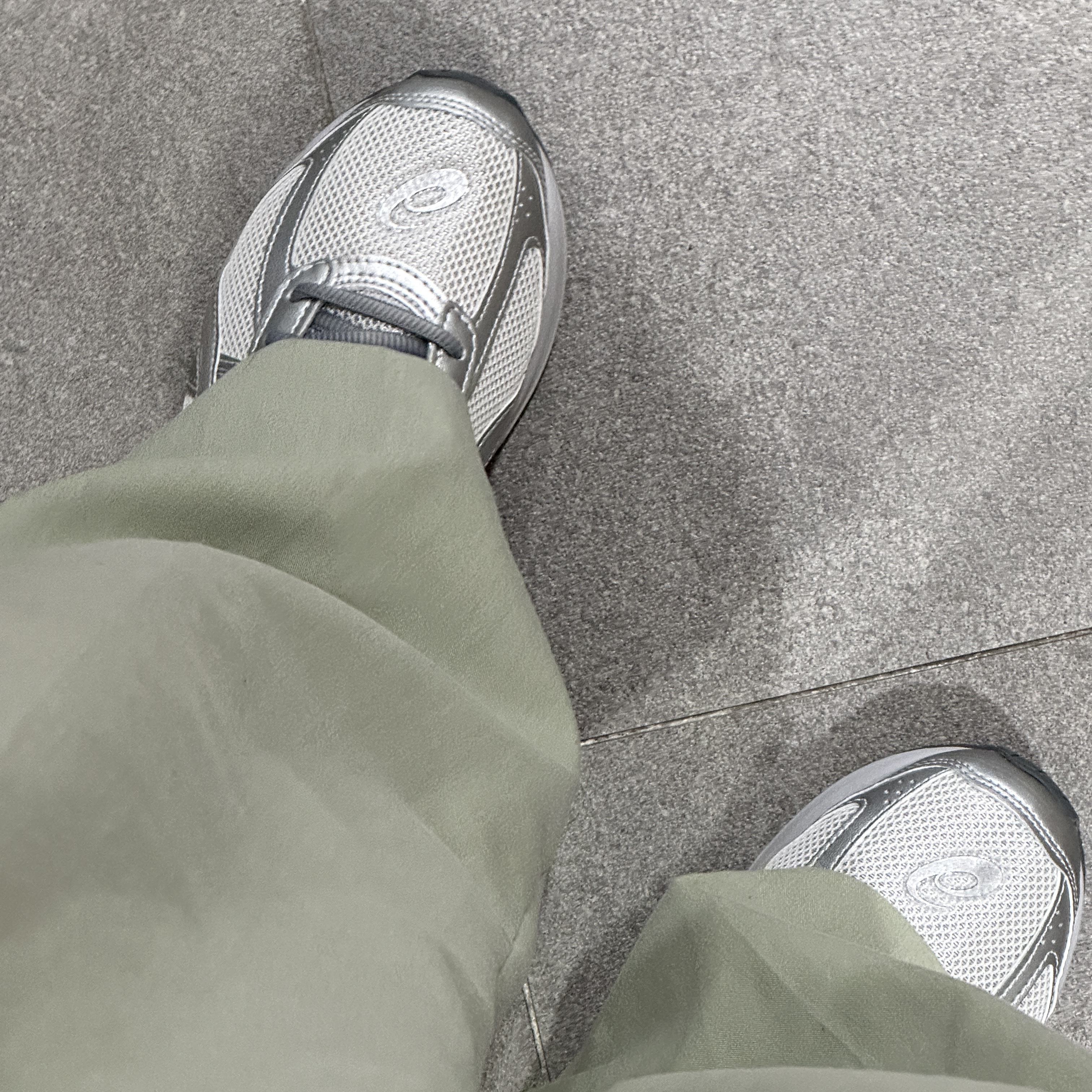 Asics Jog 100 S SMU Glacier Grey Pure Silver - 2E Wide 착용 스타일 - 4
