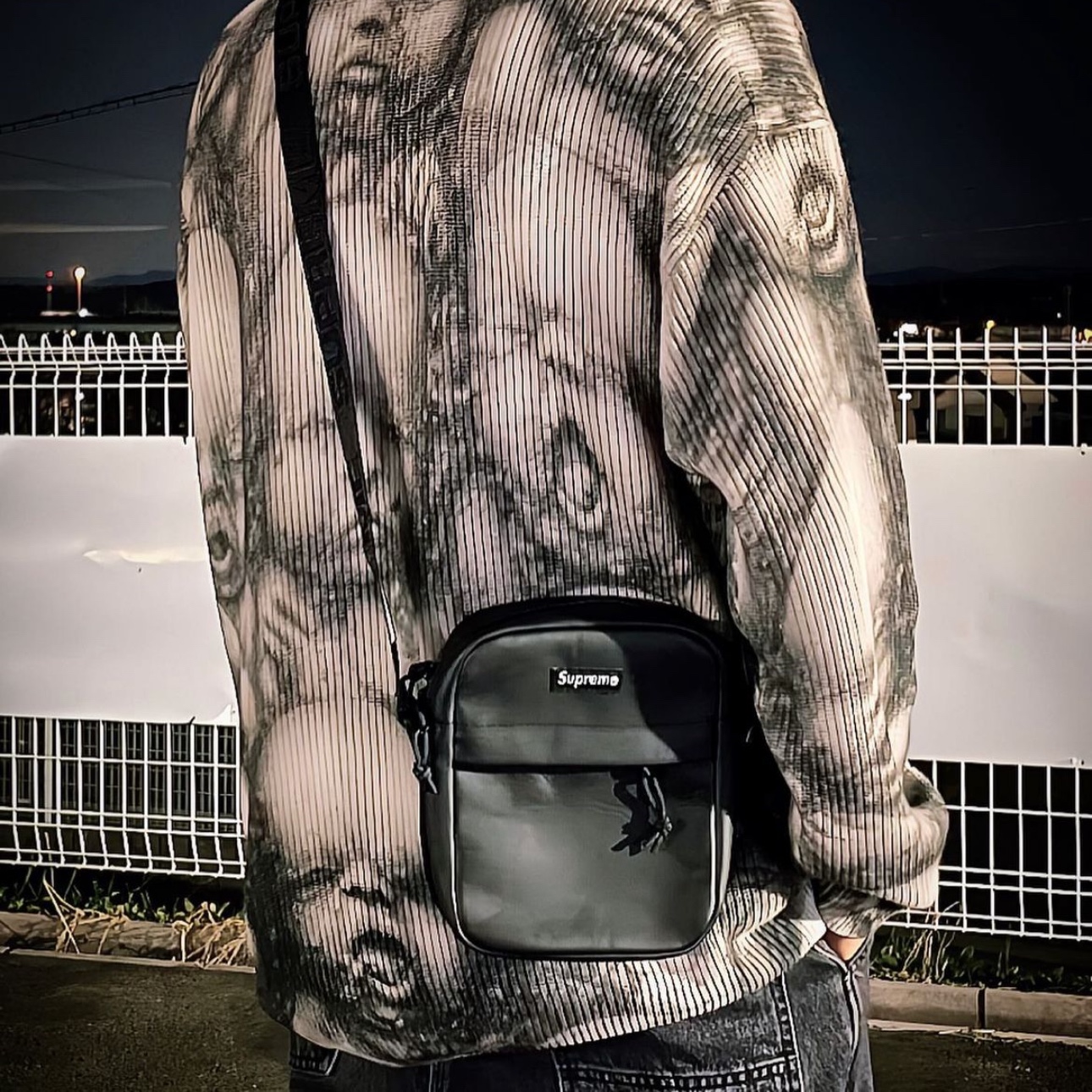 Supreme Leather Shoulder Bag Black - 23FW 착용 스타일 - 1