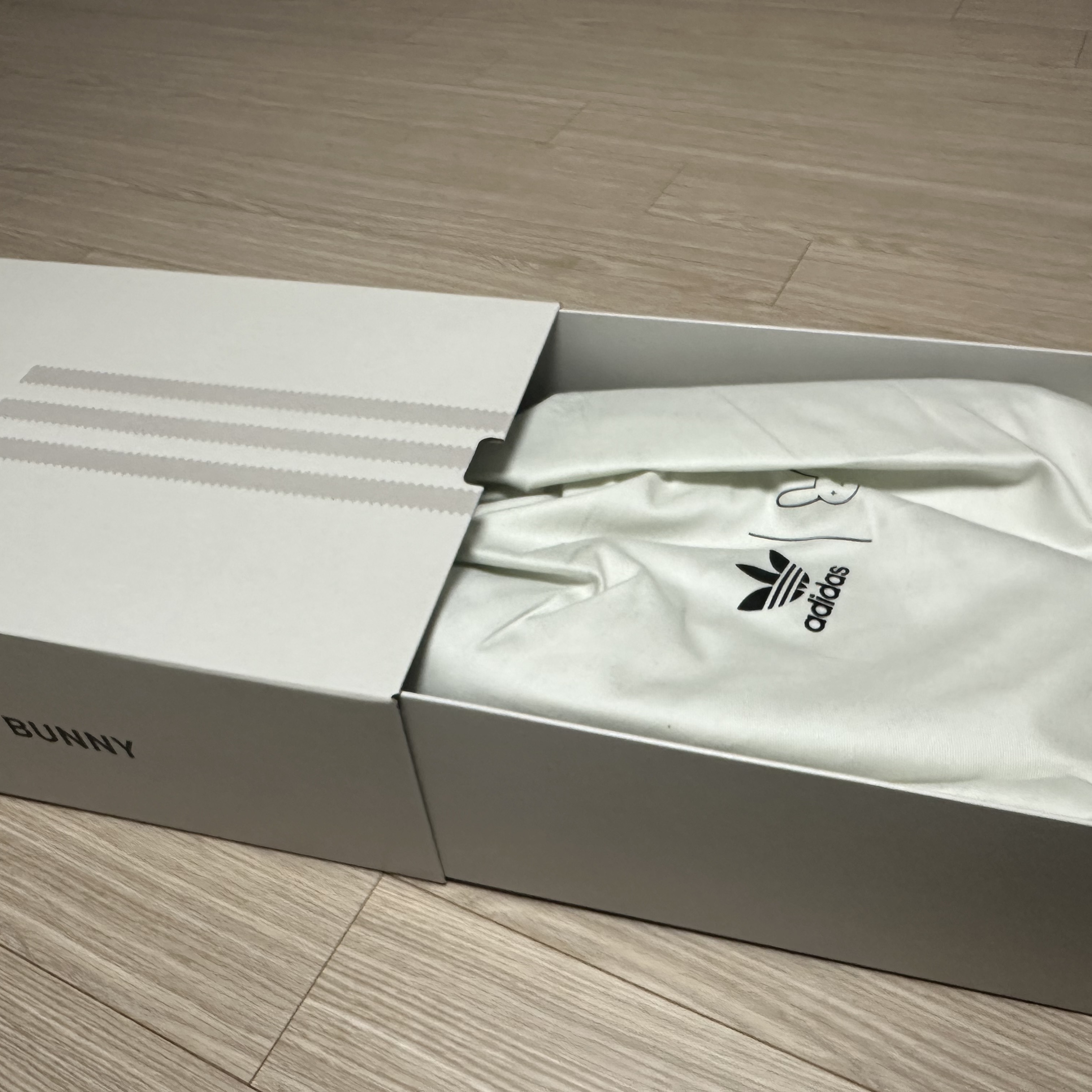 Adidas x Bad Bunny Response CL Ecru Tint 착용 스타일 - 3