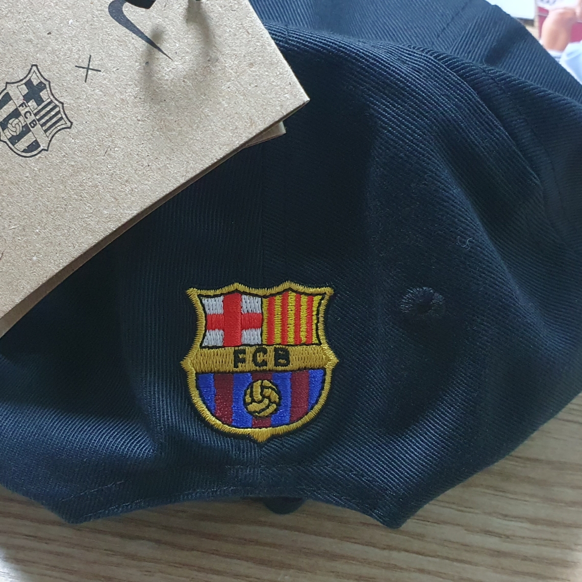 Nike x Patta x FC Barcelona Solo Swoosh Hoodie Culers del Món (FD4147-010), Nike x Parra SB Dunk Low Pro Abstract Art 착용 스타일 - 4