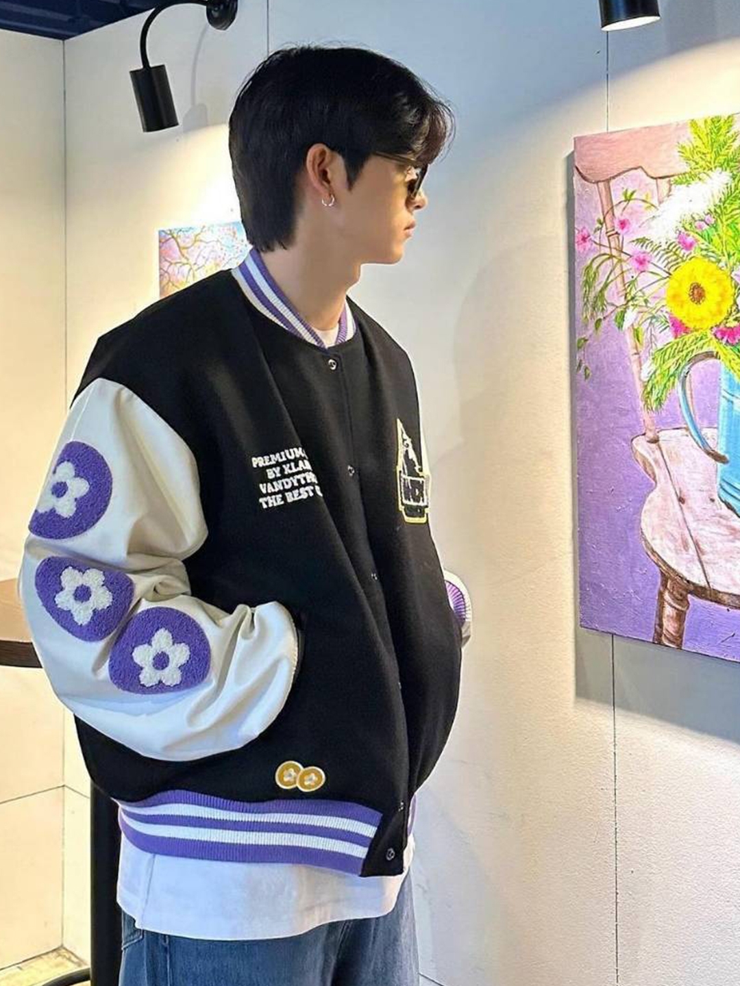 Vandy The Pink x XLarge Varsity Jacket, Louis Vuitton Leather Embroidered Varsity Jacket Black 착용 스타일 - 7