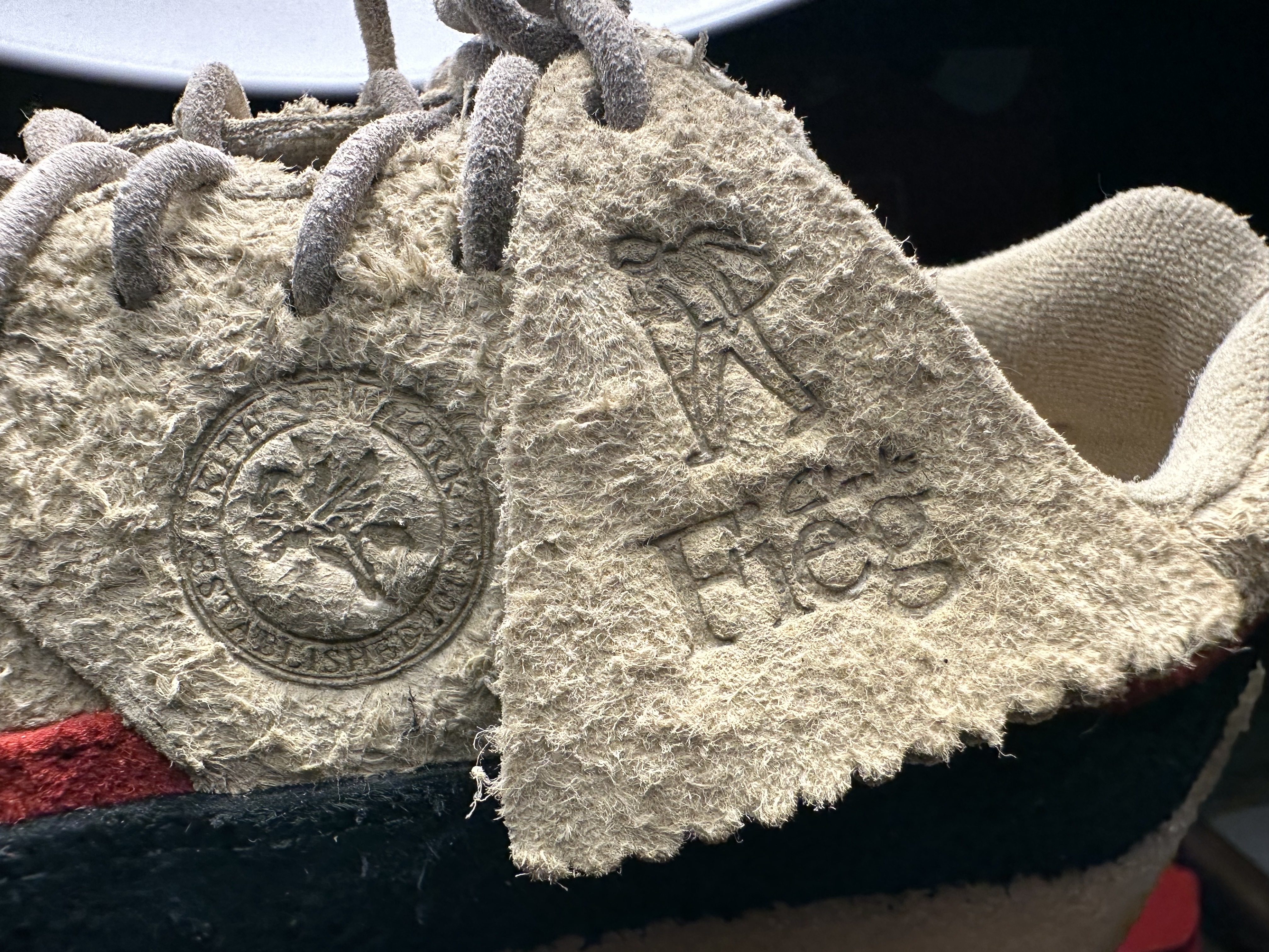 Clarks x Ronnie Fieg Lockhill 8th Street Hairy Suede Scarab 착용 스타일 - 5