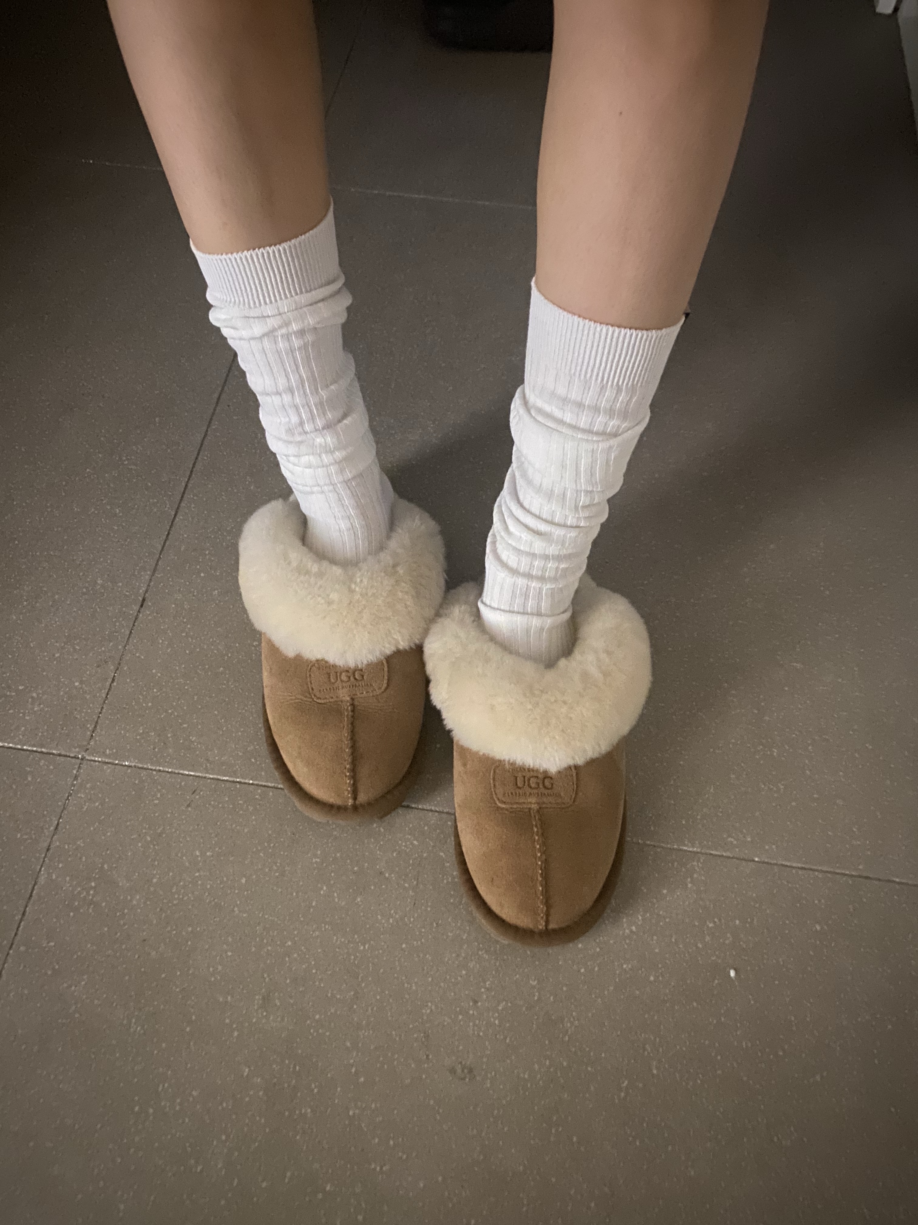 (W) UGG Coquette Slipper Chestnut 착용 스타일 - 2