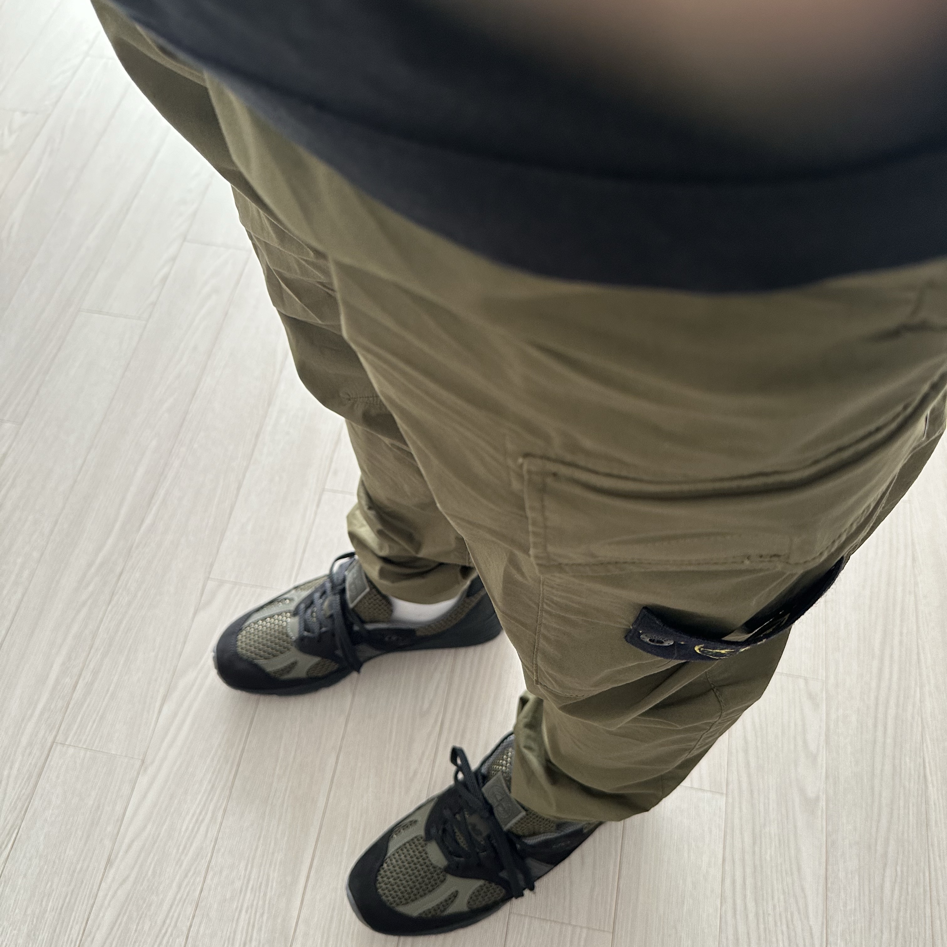 New Balance x Stone Island 991v2 Made in UK Black Olive Night 착용 스타일 - 2