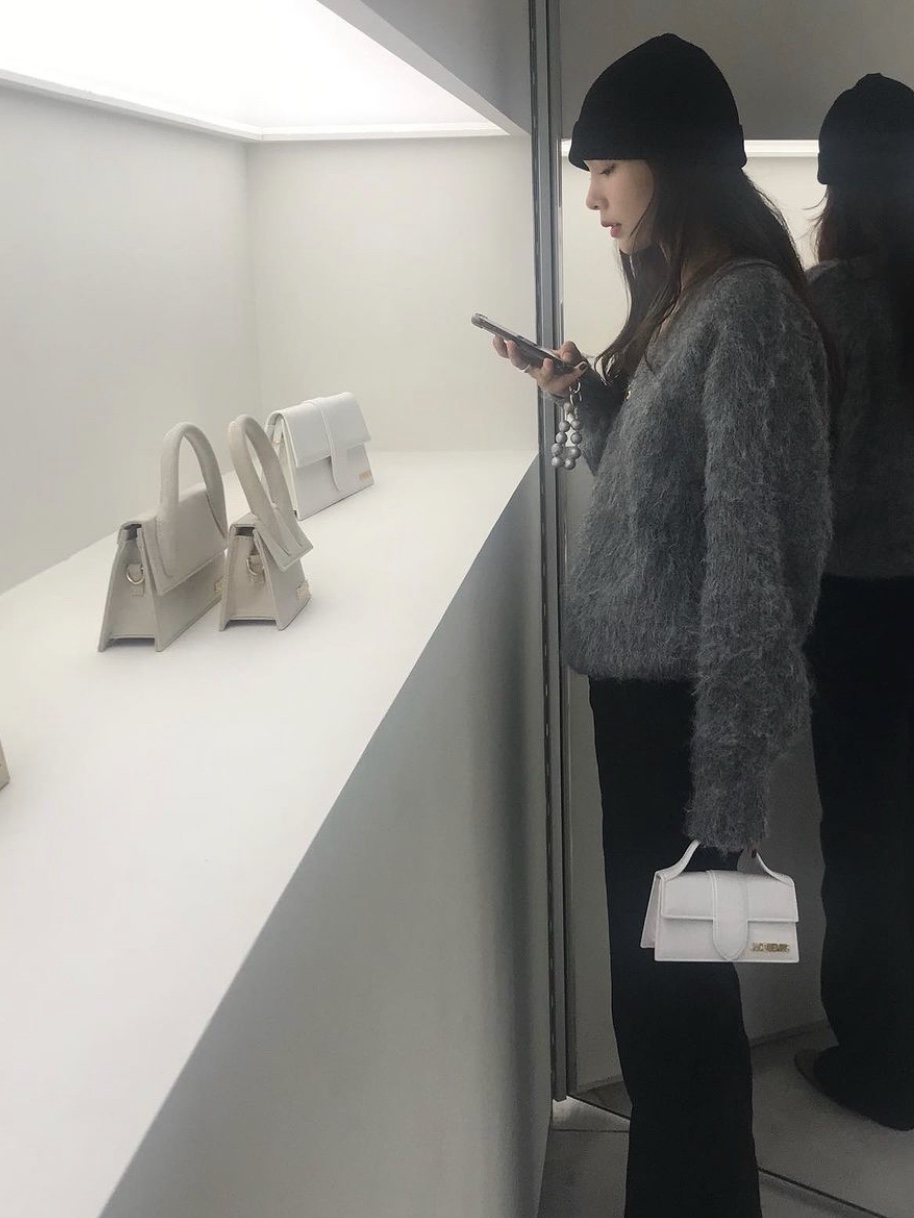 Jacquemus Le Grand Bambino Crossbody Strap Handbag White 착용 스타일