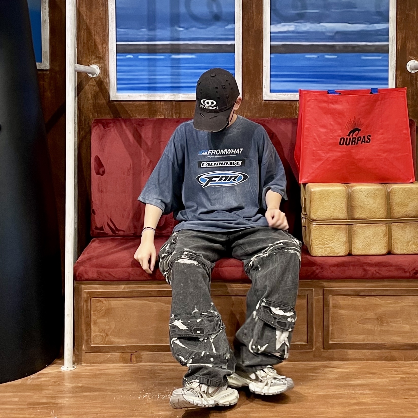 Balenciaga 3XL Sneakers Beige, Farfromwhat Far Washed Logo T-Shirt Navy 착용 스타일