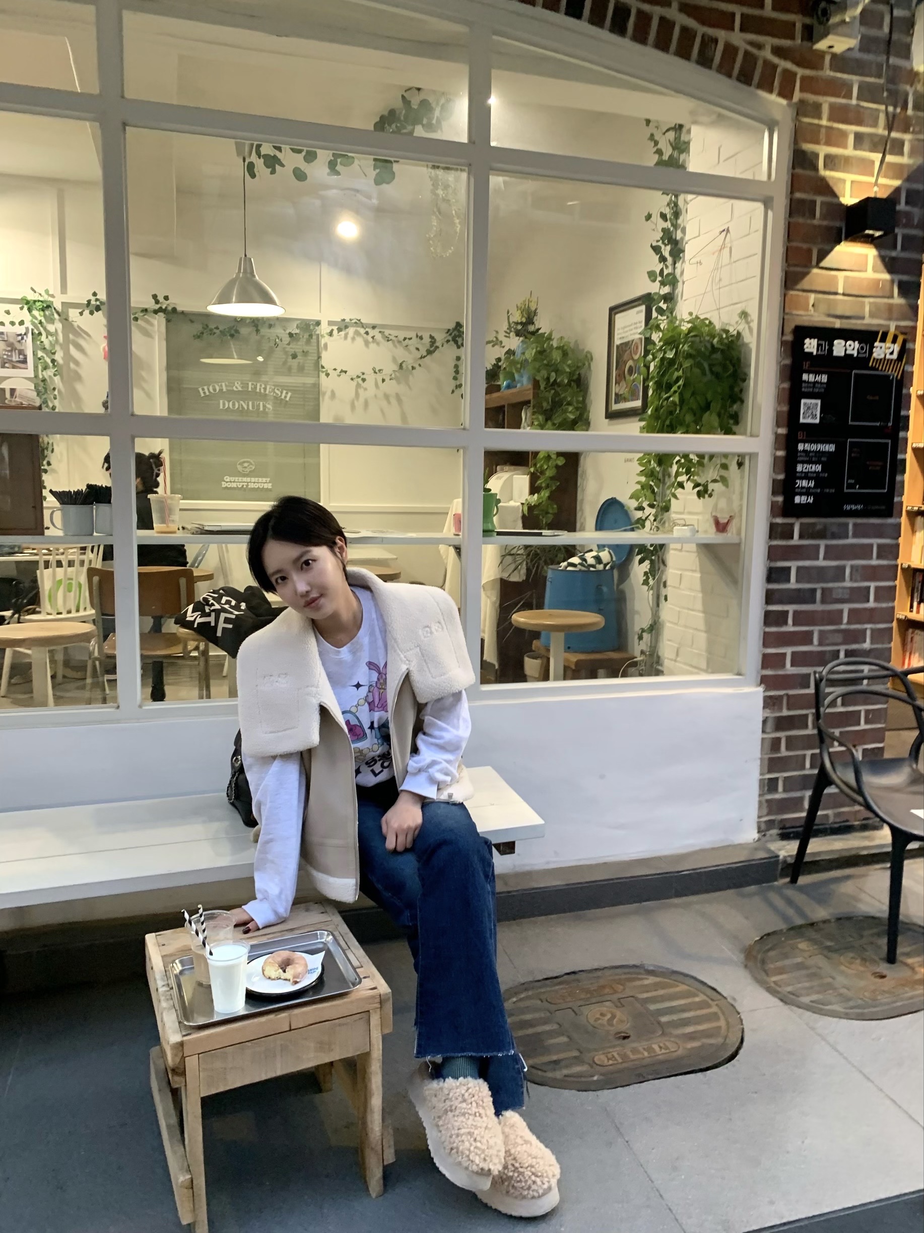 (W) UGG Maxi Curly Platform Slipper Sand 착용 스타일 - 1