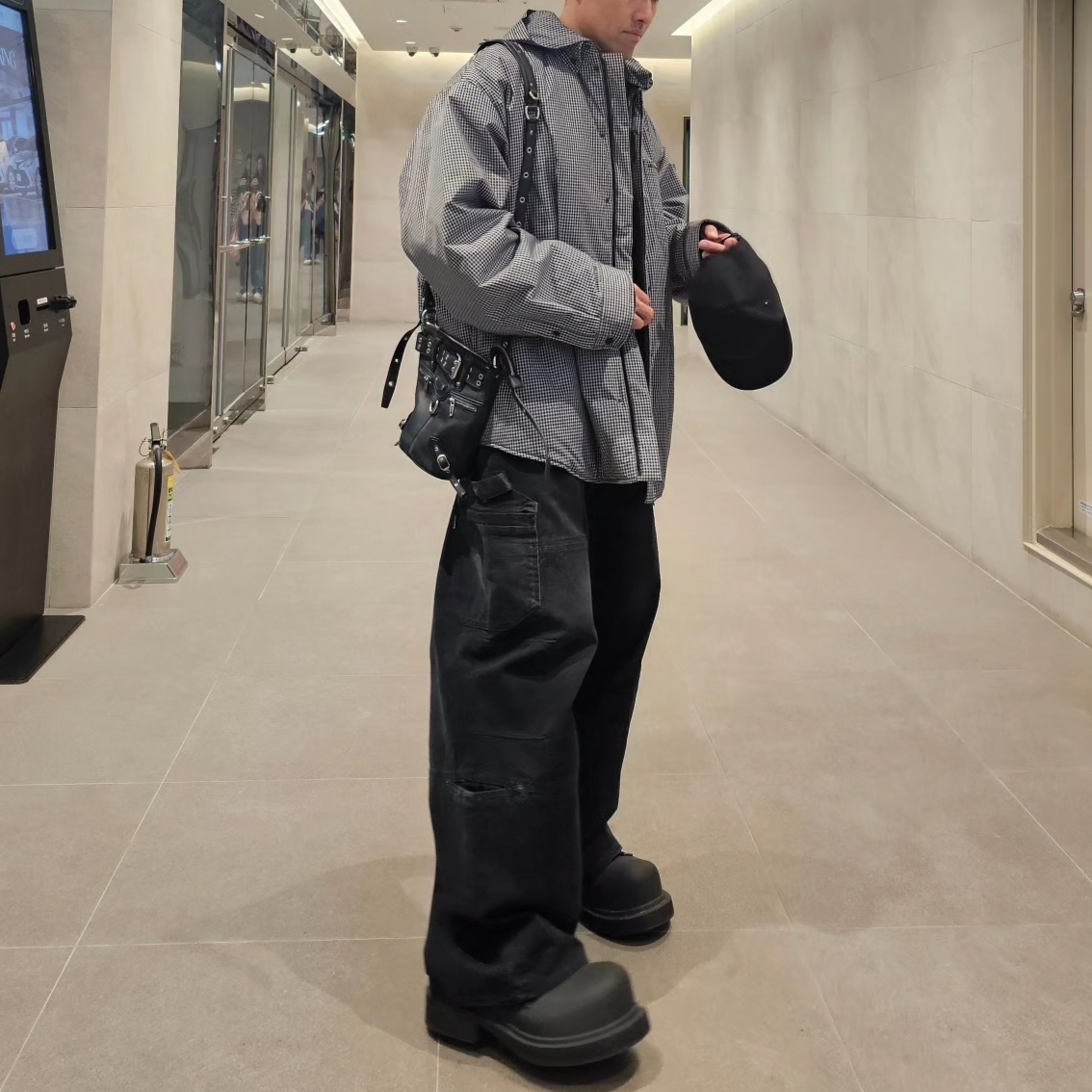 Balenciaga Nylon Padded Oversized Jacket Black, Balenciaga Cargo Pants Faded Black 착용 스타일 - 3