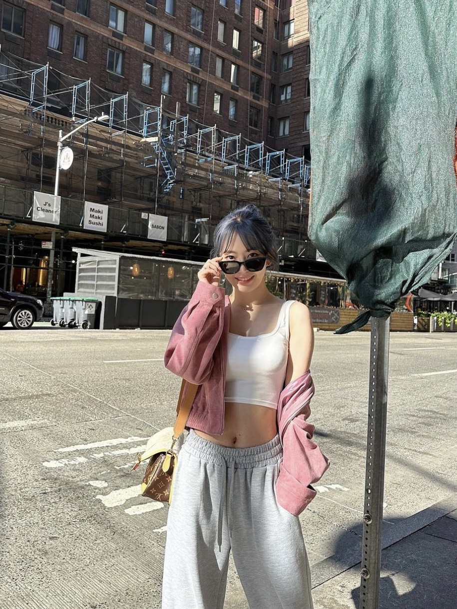Louis Vuitton Shearing Diane Monogram 착용 스타일 - 3