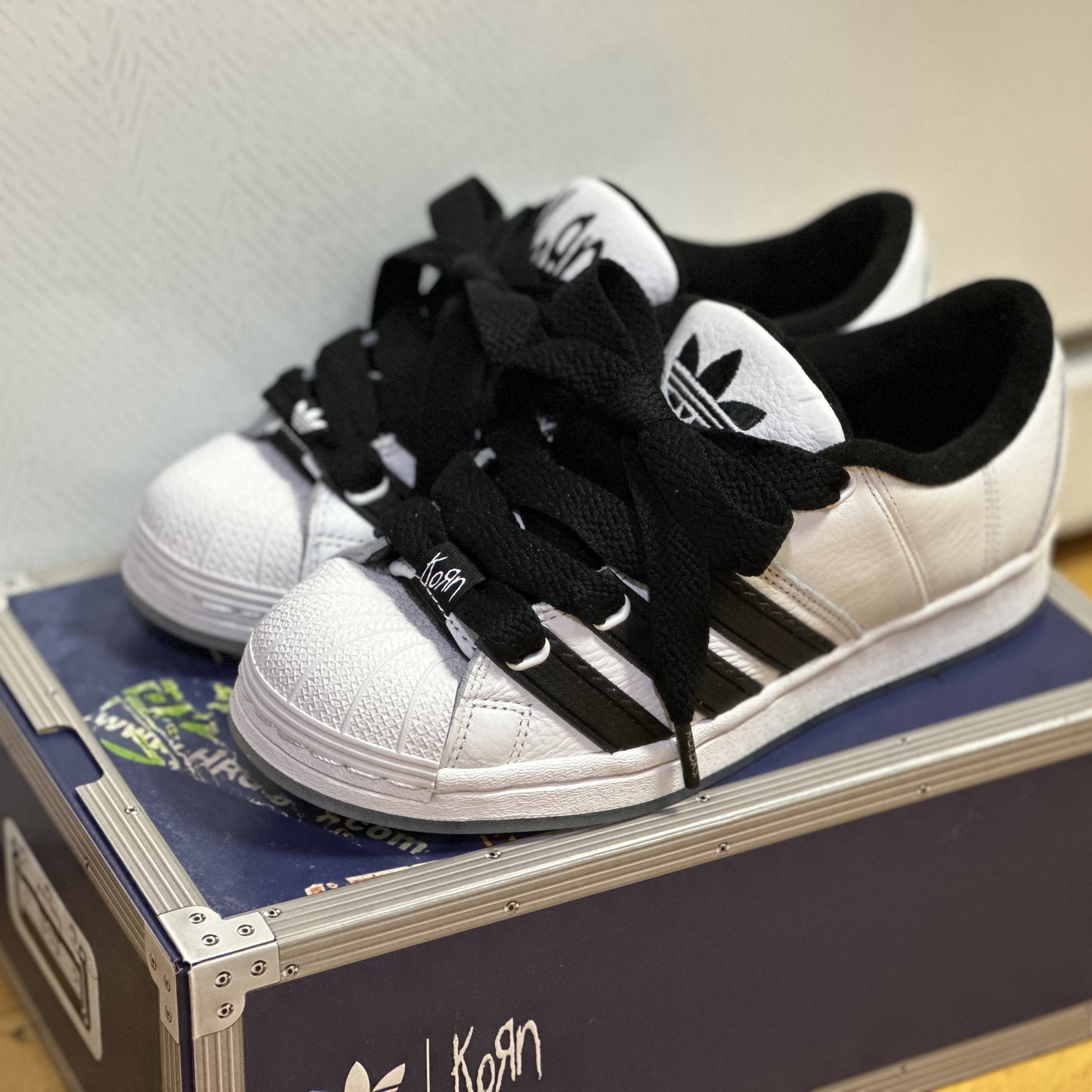 Adidas x KoRn Superstar Supermodified Cloud White Core Black 착용 스타일 - 1