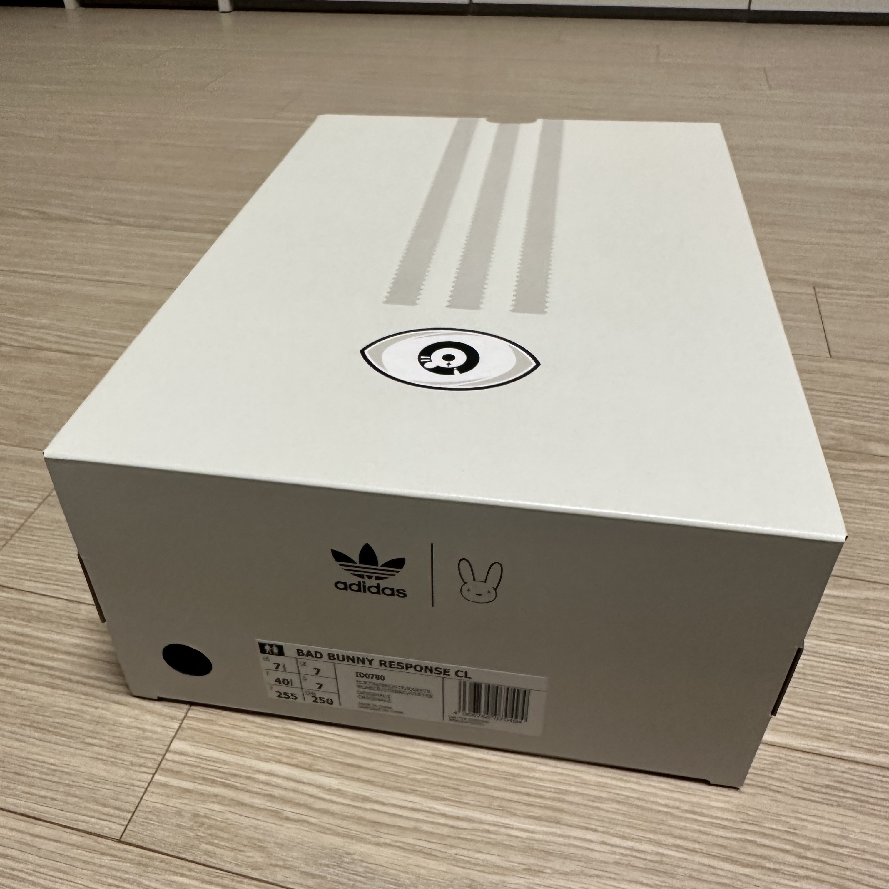 Adidas x Bad Bunny Response CL Ecru Tint 착용 스타일 - 2
