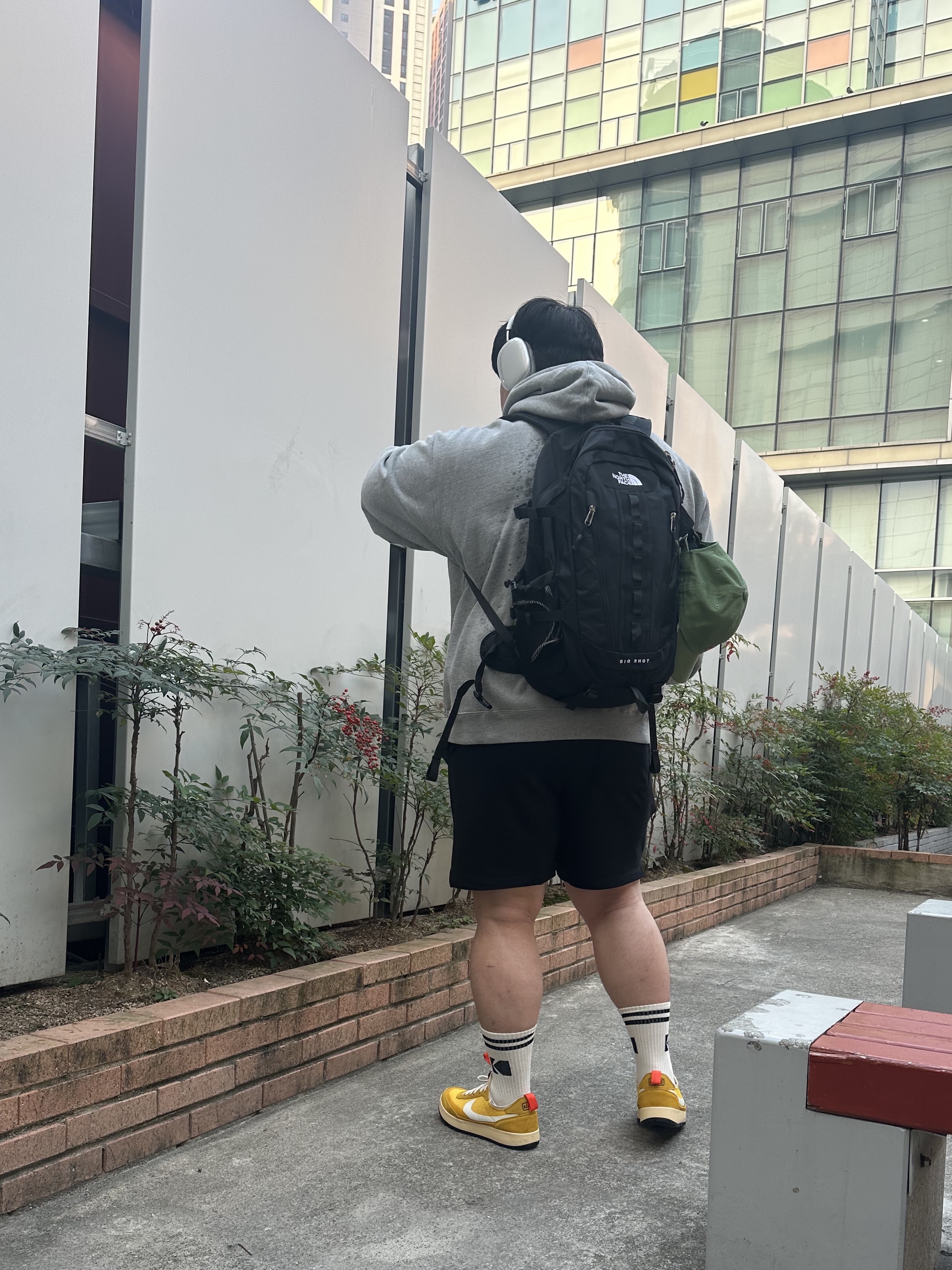 Apple AirPods Max Lightning Silver (Korean Ver.), Nike x Stussy NRG RA Pullover Hoodie Dark Grey Heather (DJ9488-063) 착용 스타일 - 2