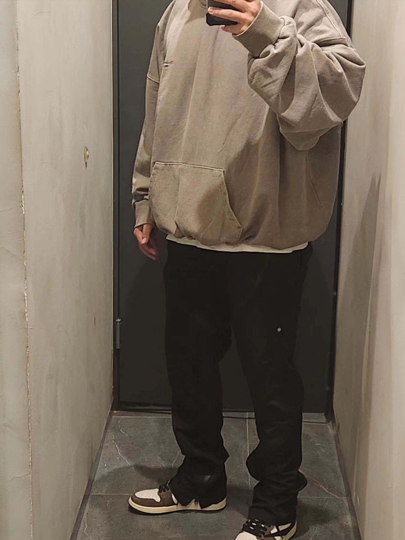 Undermycar Mu.08 Anti Fxxking Logo Play Oversized Pigment Hoodie Beige, Jordan 1 x Travis Scott Retro High OG SP Mocha 착용 스타일 - 1