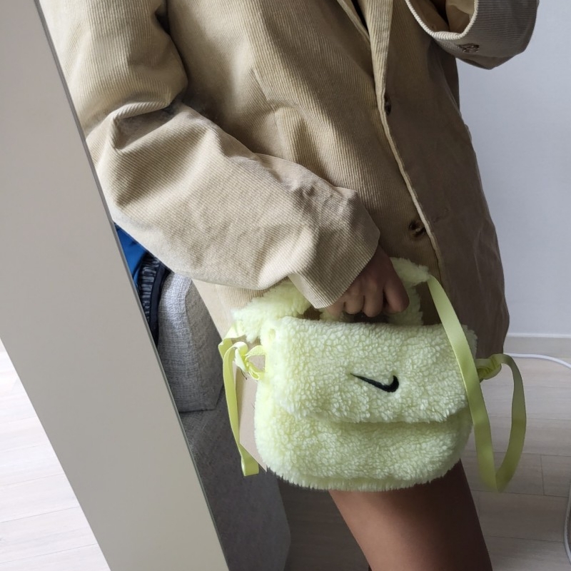 (Kids) Nike NSW Faux Fur Crossbody Bag Black, (Kids) Nike NSW Faux Fur Crossbody Bag Neon 착용 스타일 - 3