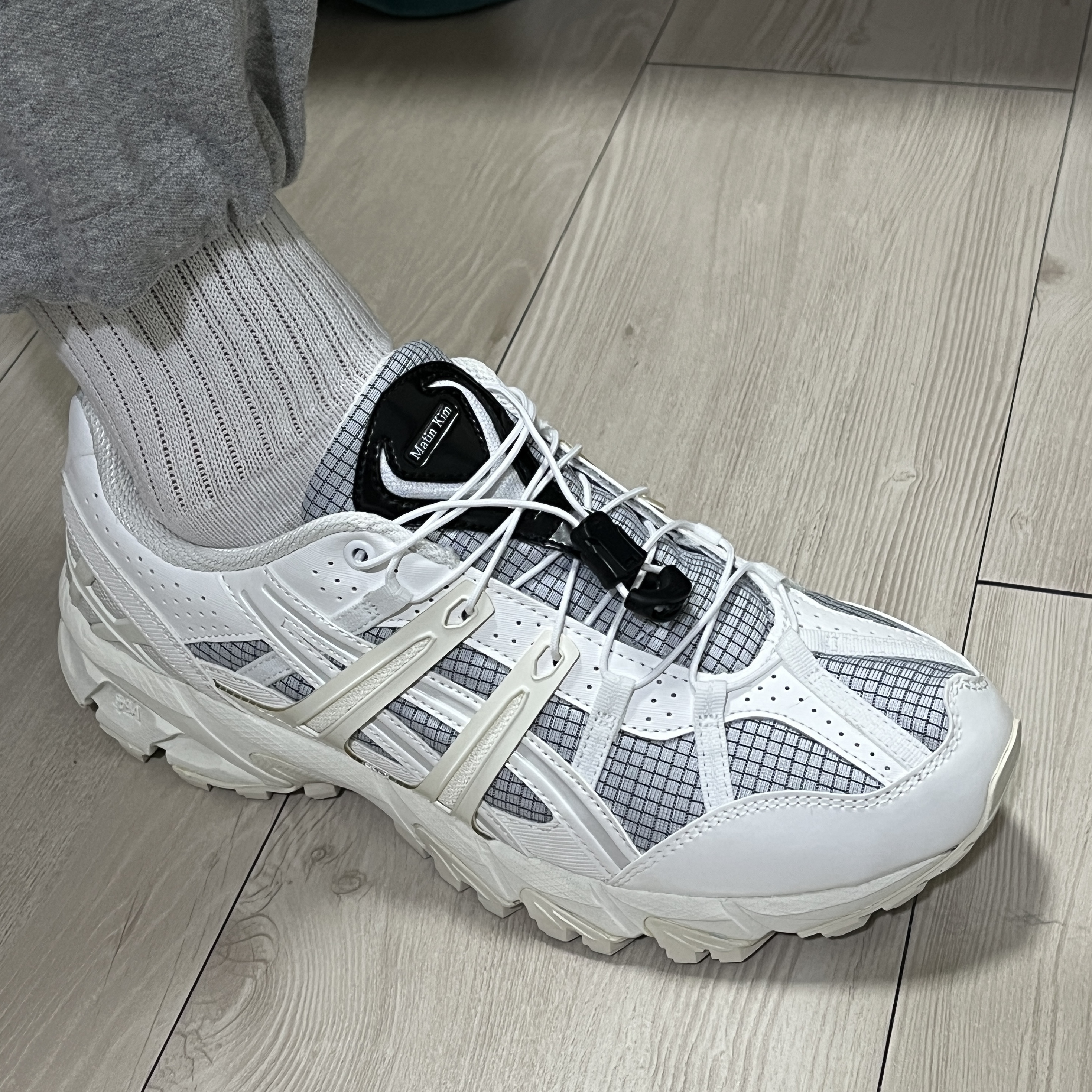 (W) Asics x Matin Kim Gel-Sonoma 15-50 Glacier Grey White 착용 스타일