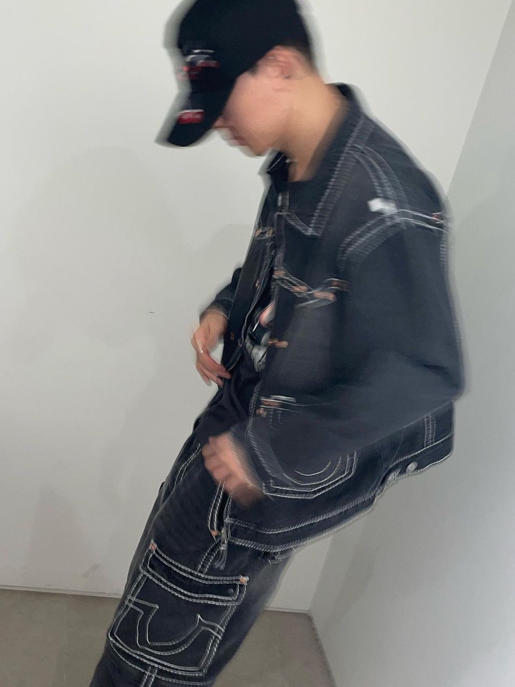 True Religion x Fetch Denim Jacket Black, True Religion x Fetch Denim Separate Cargo Pants Black 착용 스타일 - 1