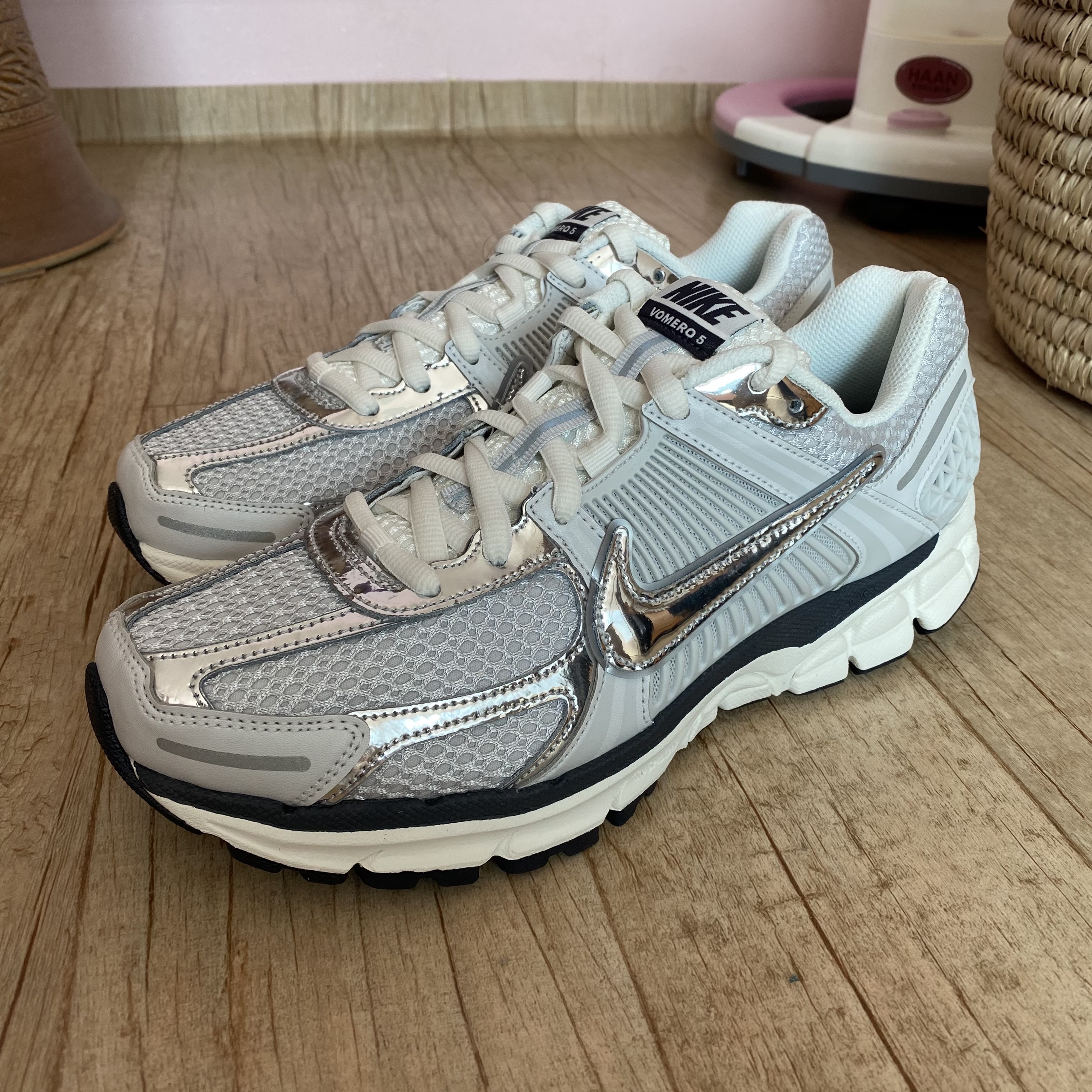 (W) Nike Zoom Vomero 5 Photon Dust and Metallic Silver 착용 스타일