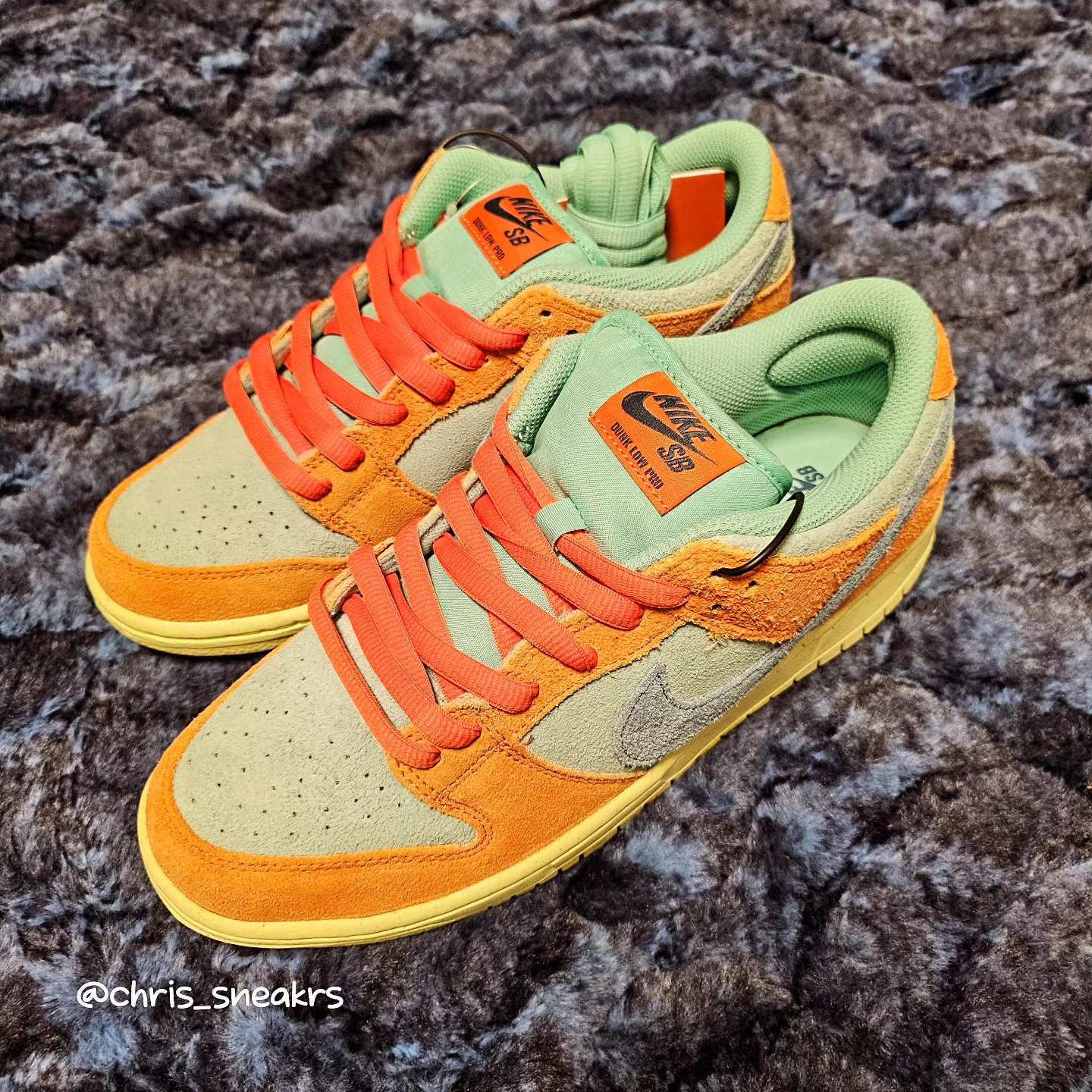Nike SB Dunk Low Pro Premium Orange and Emerald Rise 착용 스타일 - 2