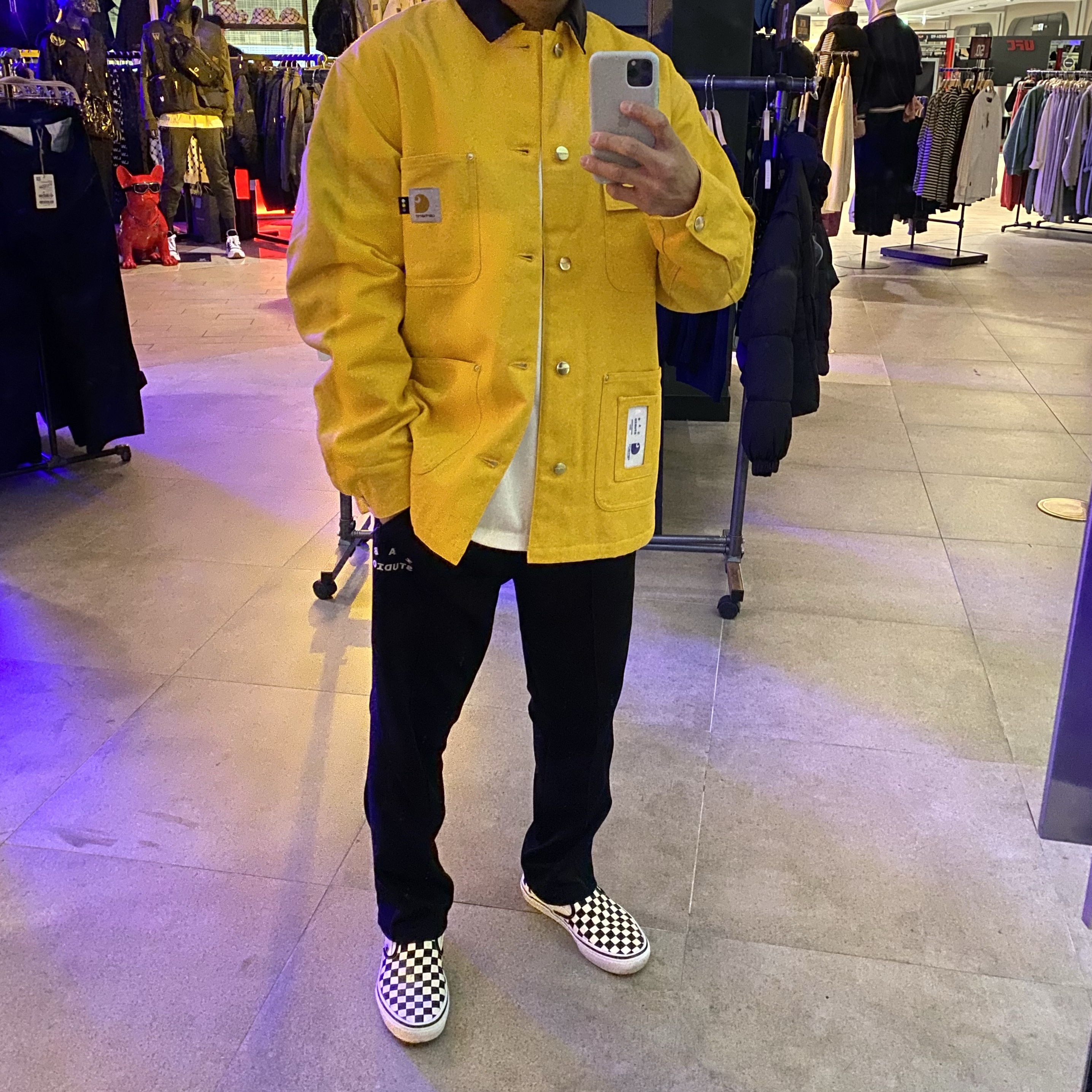 Carhartt WIP x IAB Studio OG Chore Coat Yellow, IAB Studio Track Pants Black 착용 스타일 - 1