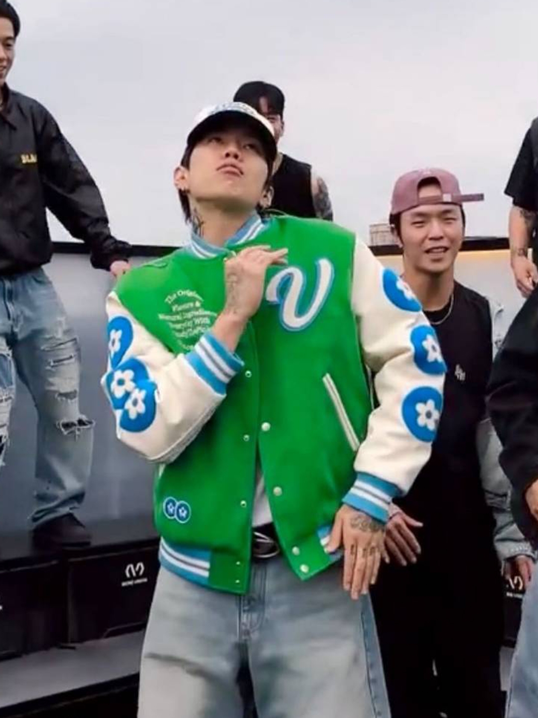 Vandy The Pink x XLarge Varsity Jacket, Louis Vuitton Leather Embroidered Varsity Jacket Black 착용 스타일 - 4