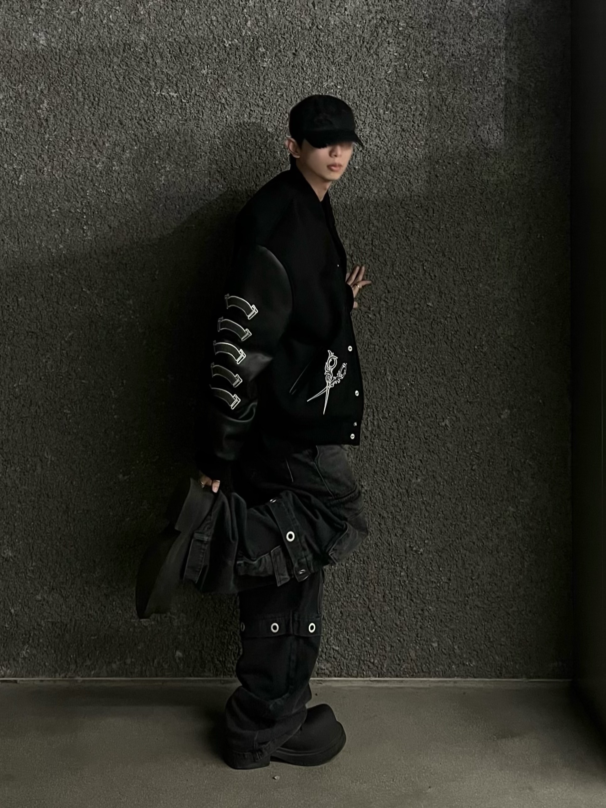 Project G/R Crashed Cap Black, MJD Eyelet Cargo Denim Pants Black 착용 스타일 - 1