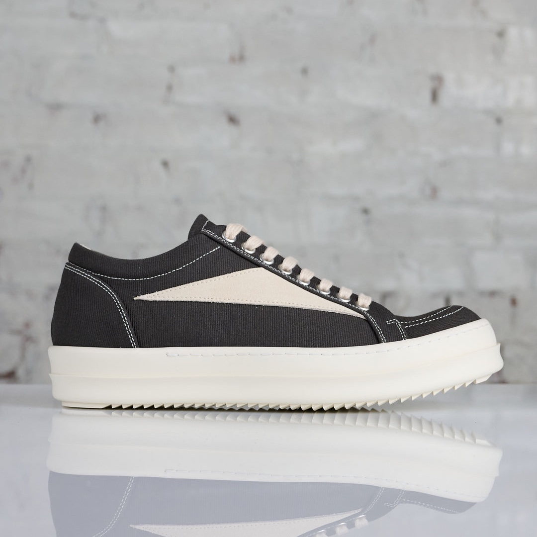 Converse x Drkshdw Drkstr Chuck 70 High Black, Rick Owens Suede Vintage Sneakers Black Milk White 착용 스타일 - 4