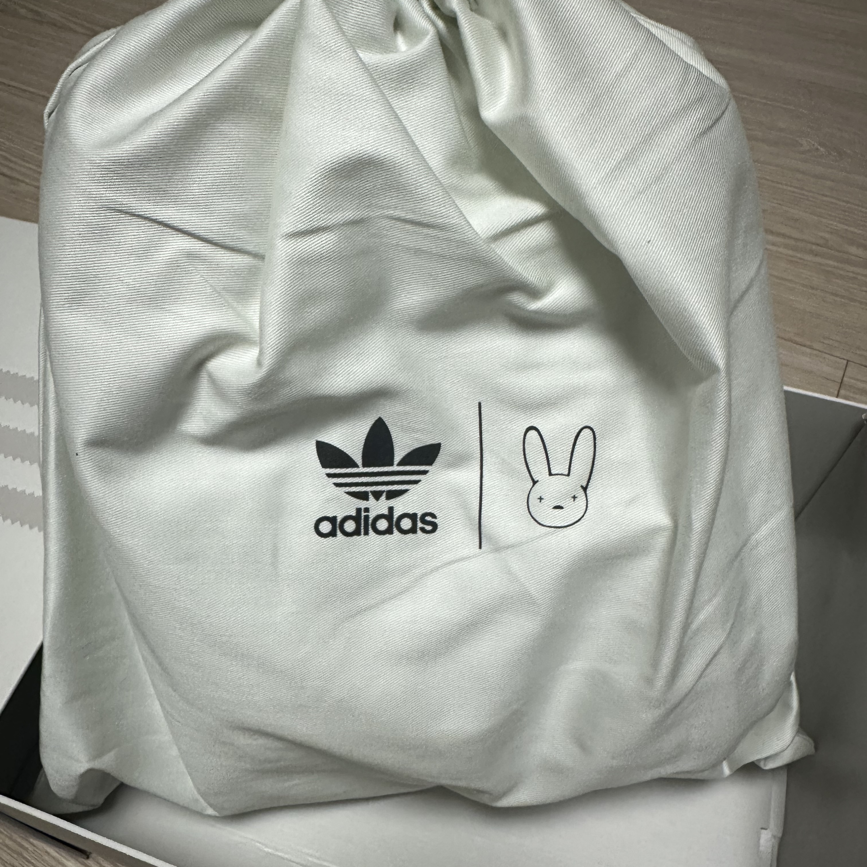 Adidas x Bad Bunny Response CL Ecru Tint 착용 스타일 - 4