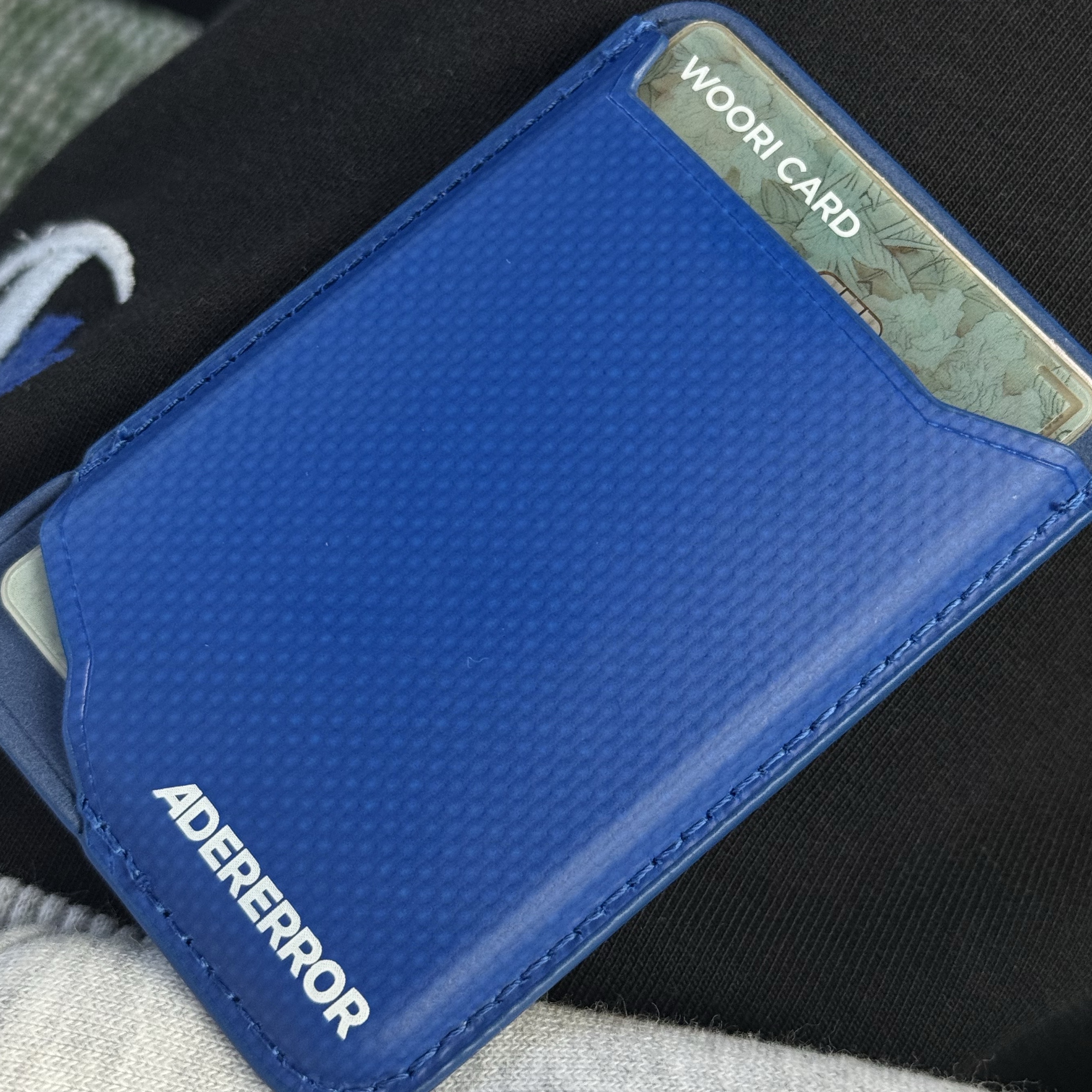 Ader Error Small Standic Magsafe Wallet Z-Blue 착용 스타일