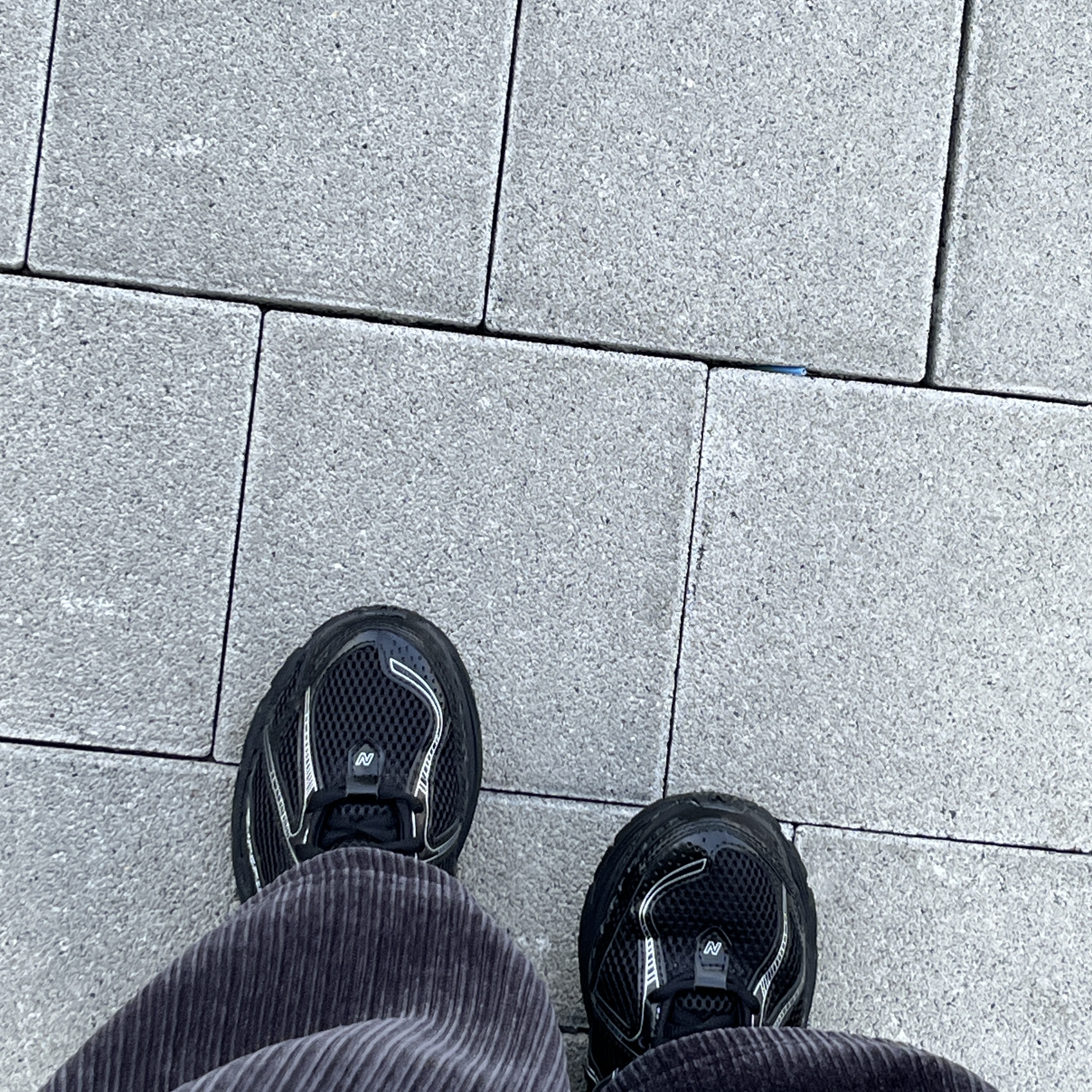 New Balance 1906R Black Silver Metallic 착용 스타일 - 2