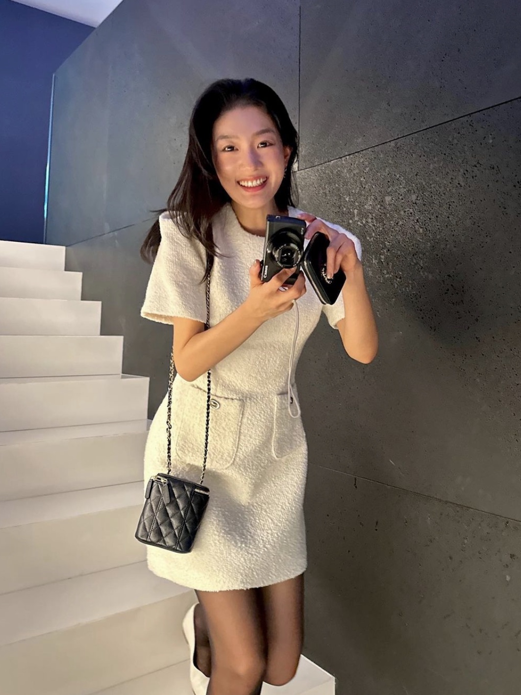 Chanel Mini Classic Vanity With Chain Grained Calfskin & Gold Black (Inside Mirror) 착용 스타일