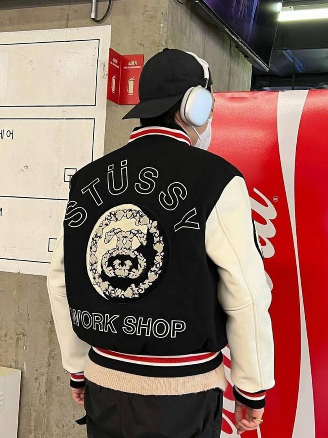 Vandy The Pink x XLarge Varsity Jacket, Louis Vuitton Leather Embroidered Varsity Jacket Black 착용 스타일 - 5