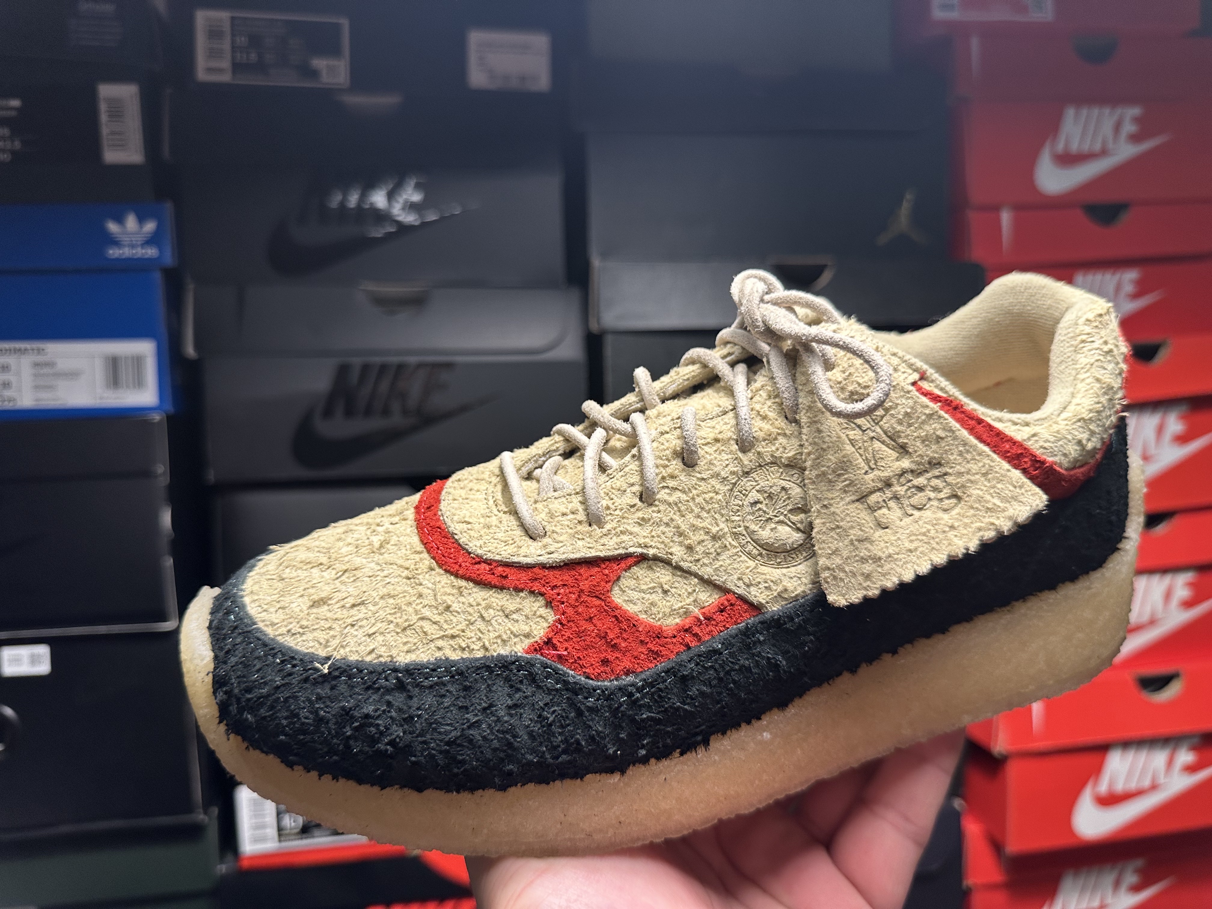 Clarks x Ronnie Fieg Lockhill 8th Street Hairy Suede Scarab 착용 스타일 - 6